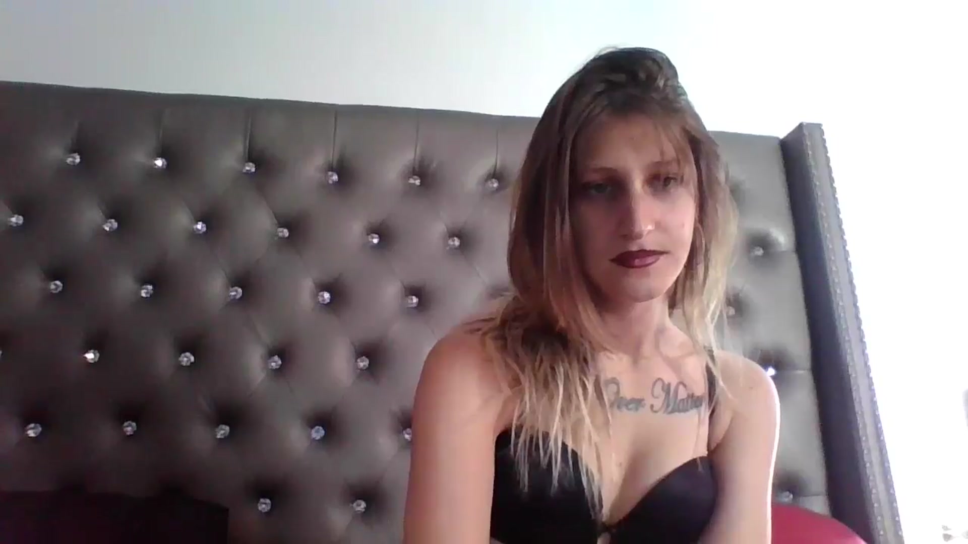 Gallery image thumbnail from Kezzlovesyou's myfreecams stream on, 11/16/2024, 20:52 image 17 of 20