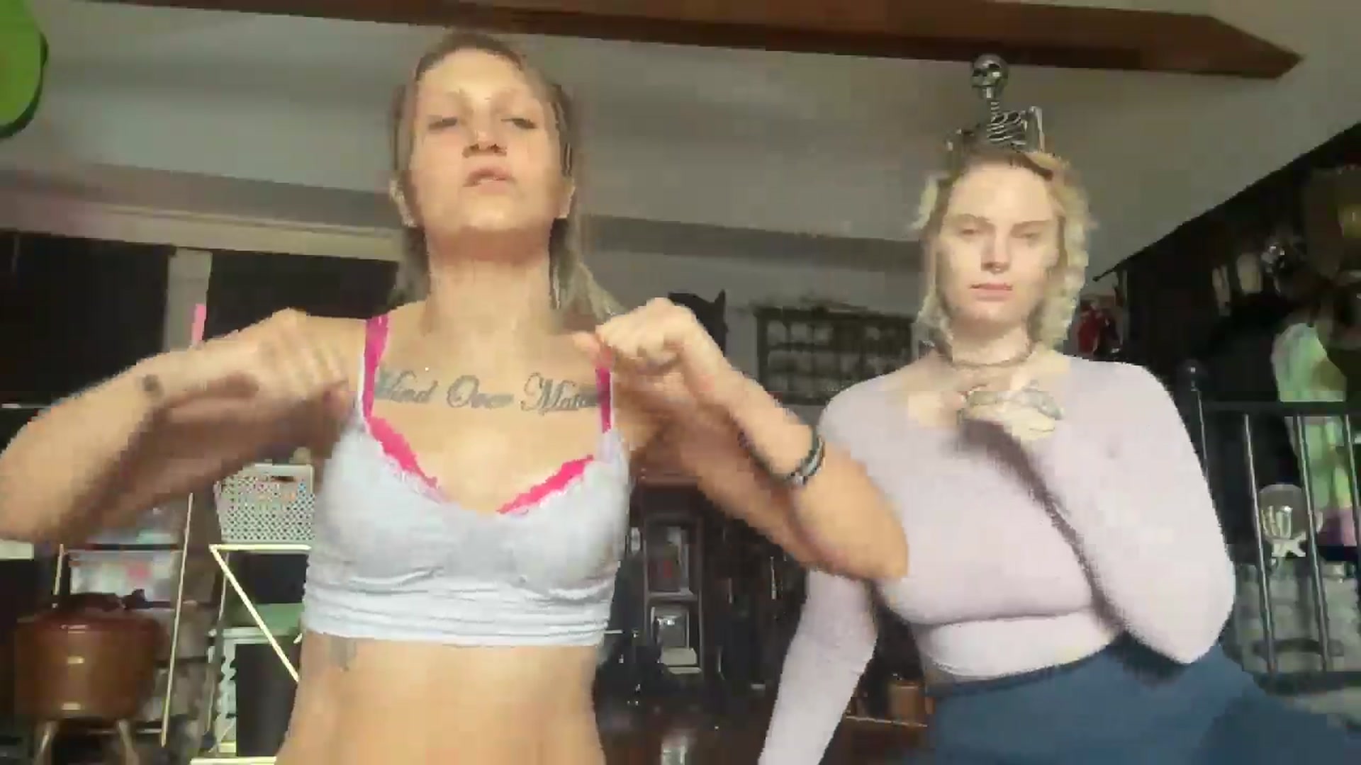 Gallery image thumbnail from Kezzlovesyou's myfreecams stream on, 04/15/2025, 15:56 image 11 of 20