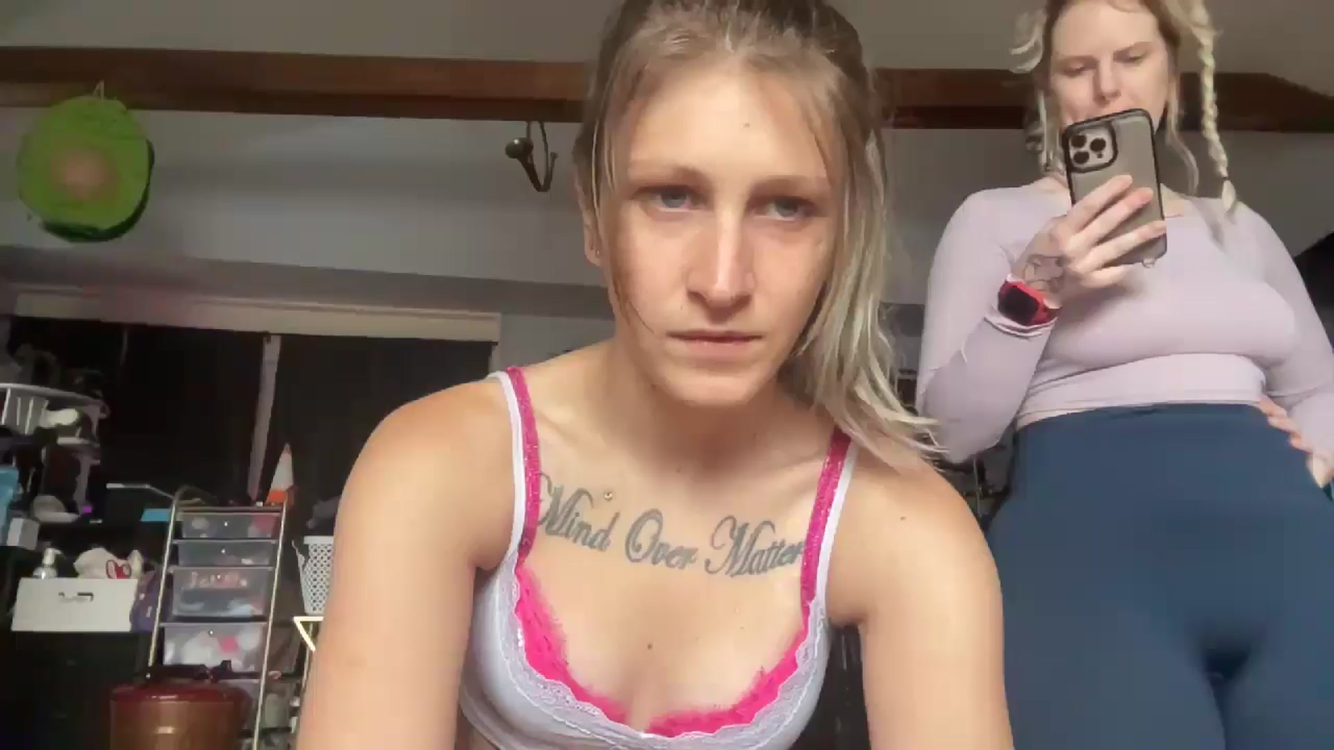 Gallery image thumbnail from Kezzlovesyou's myfreecams stream on, 04/15/2025, 15:56 image 6 of 20