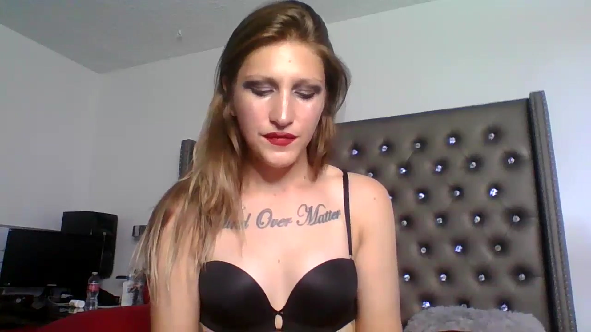 Gallery image thumbnail from Kezzlovesyou's myfreecams stream on, 06/19/2025, 24:49 image 3 of 20