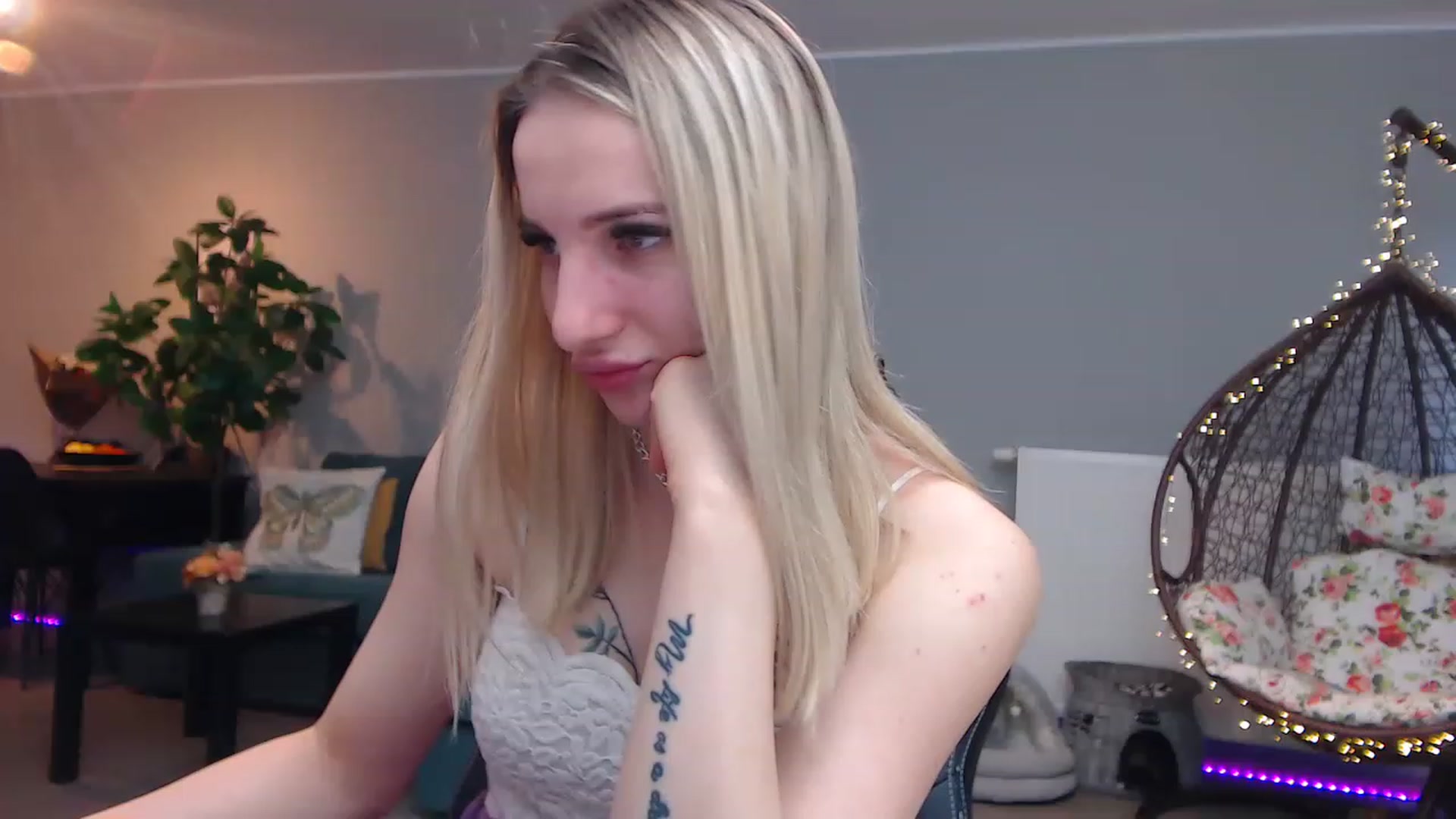 Gallery image thumbnail from KhalessiST's myfreecams stream on, 02/26/2023, 08:59 image 18 of 20