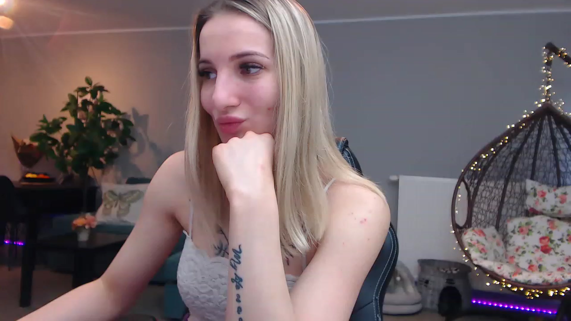 Gallery image thumbnail from KhalessiST's myfreecams stream on, 02/26/2023, 08:59 image 15 of 20