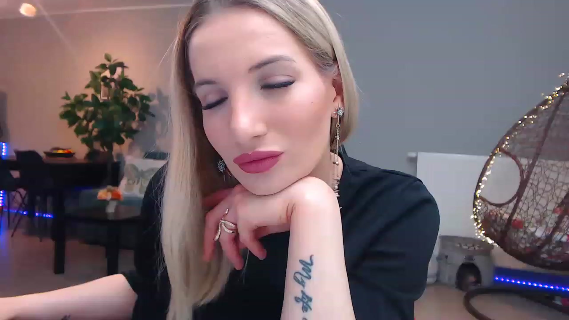 Gallery image thumbnail from KhalessiST's myfreecams stream on, 02/28/2023, 08:38 image 18 of 20