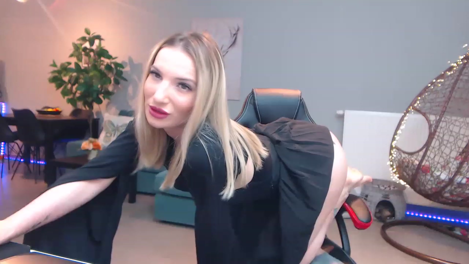 Gallery image thumbnail from KhalessiST's myfreecams stream on, 02/28/2023, 08:38 image 9 of 20