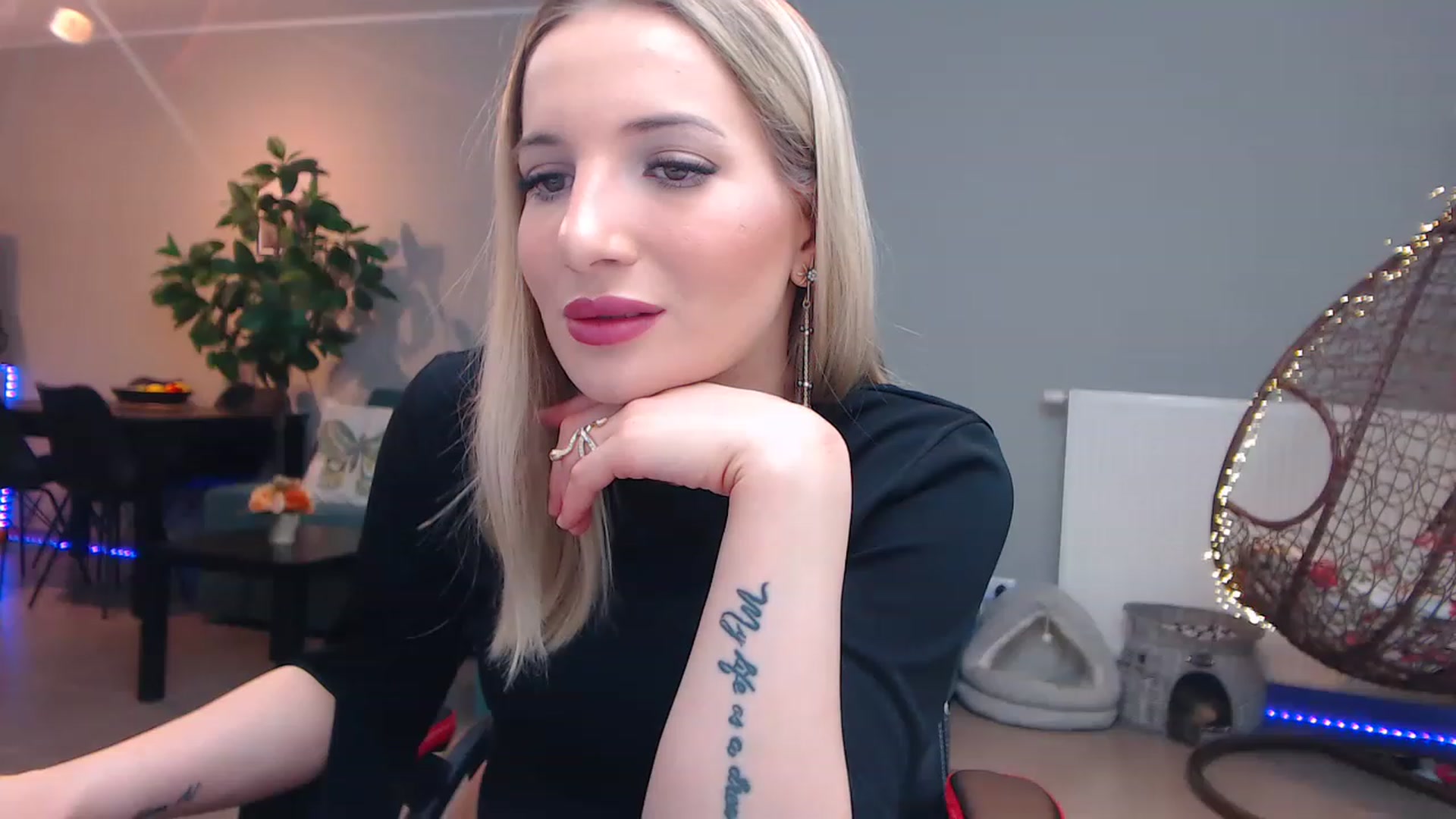 Gallery image thumbnail from KhalessiST's myfreecams stream on, 02/28/2023, 08:38 image 19 of 20