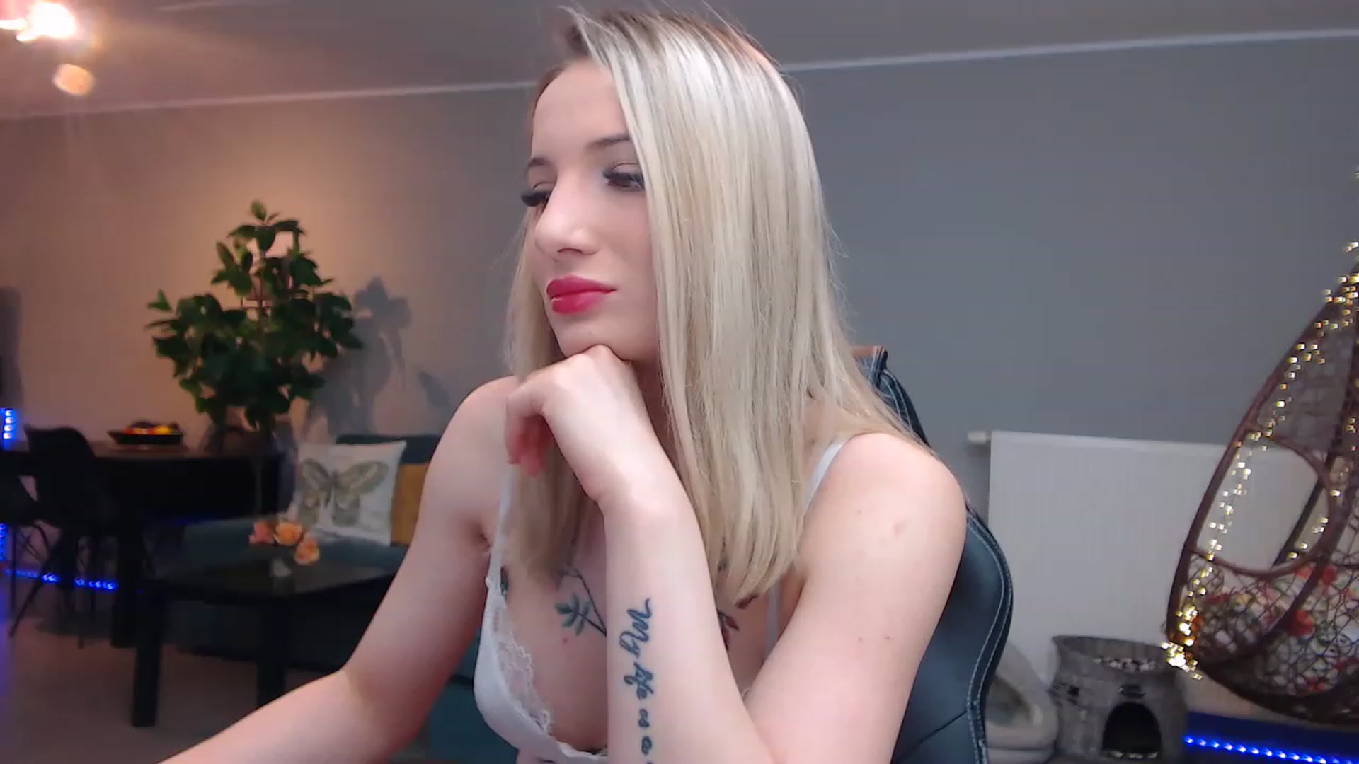 Gallery image thumbnail from KhalessiST's myfreecams stream on, 03/06/2023, 08:45 image 14 of 20