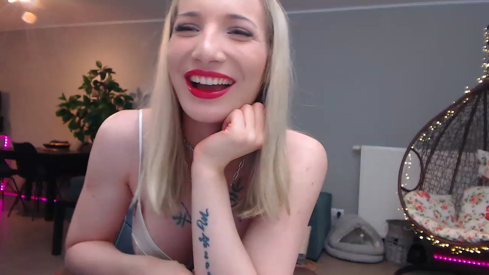 Gallery image thumbnail from KhalessiST's myfreecams stream on, 03/10/2023, 09:02 image 16 of 20