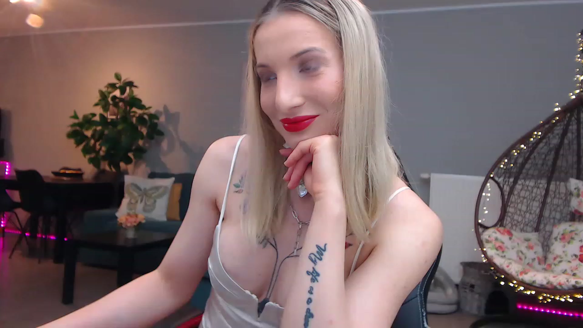 Gallery image thumbnail from KhalessiST's myfreecams stream on, 03/10/2023, 09:02 image 4 of 20