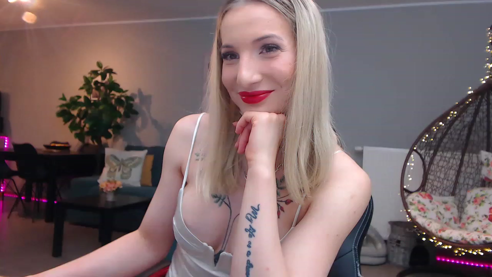 Gallery image thumbnail from KhalessiST's myfreecams stream on, 03/10/2023, 09:02 image 5 of 20
