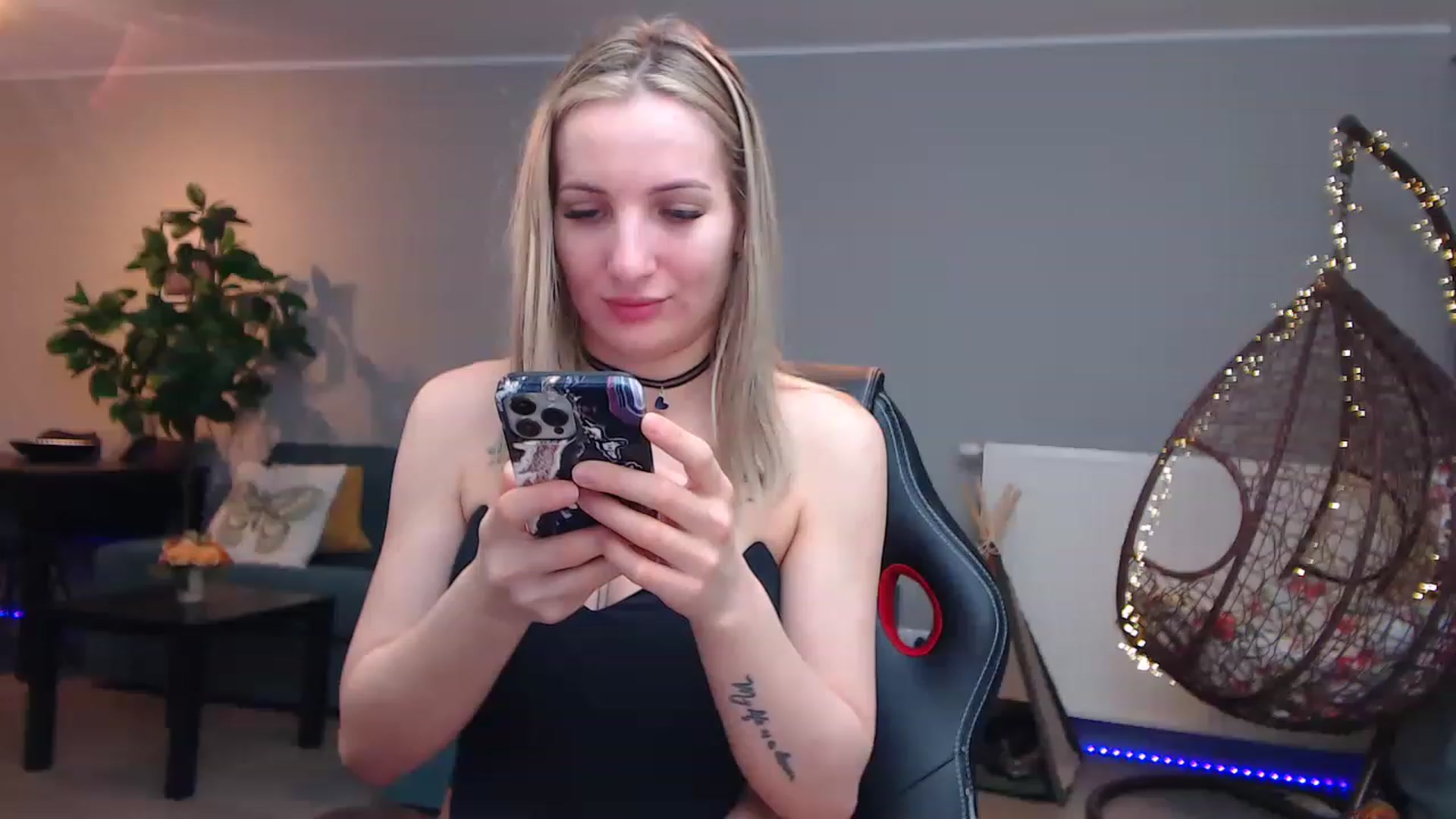 Gallery image thumbnail from KhalessiST's myfreecams stream on, 03/19/2023, 09:29 image 13 of 20