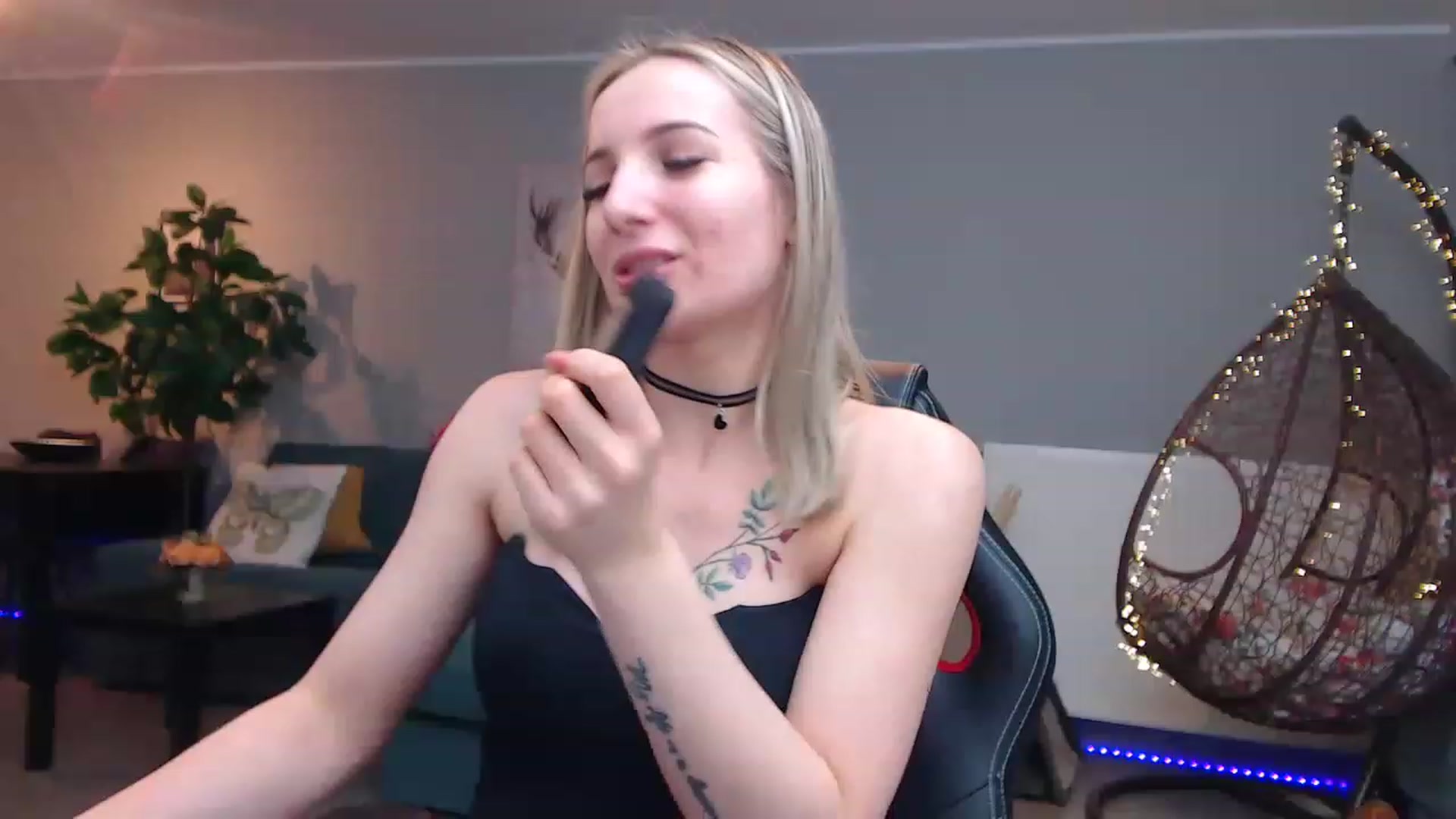 Gallery image thumbnail from KhalessiST's myfreecams stream on, 03/19/2023, 09:29 image 3 of 20