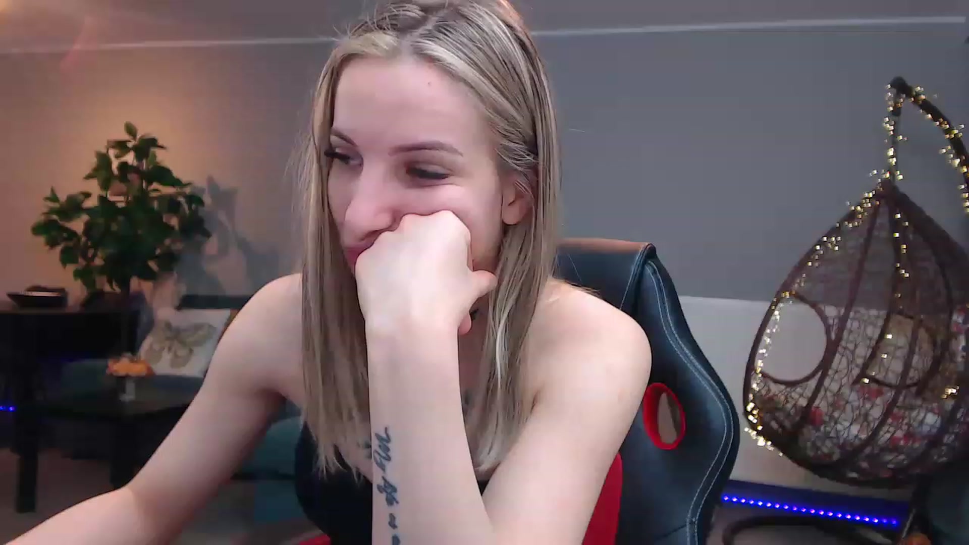 Gallery image thumbnail from KhalessiST's myfreecams stream on, 03/19/2023, 09:29 image 6 of 20