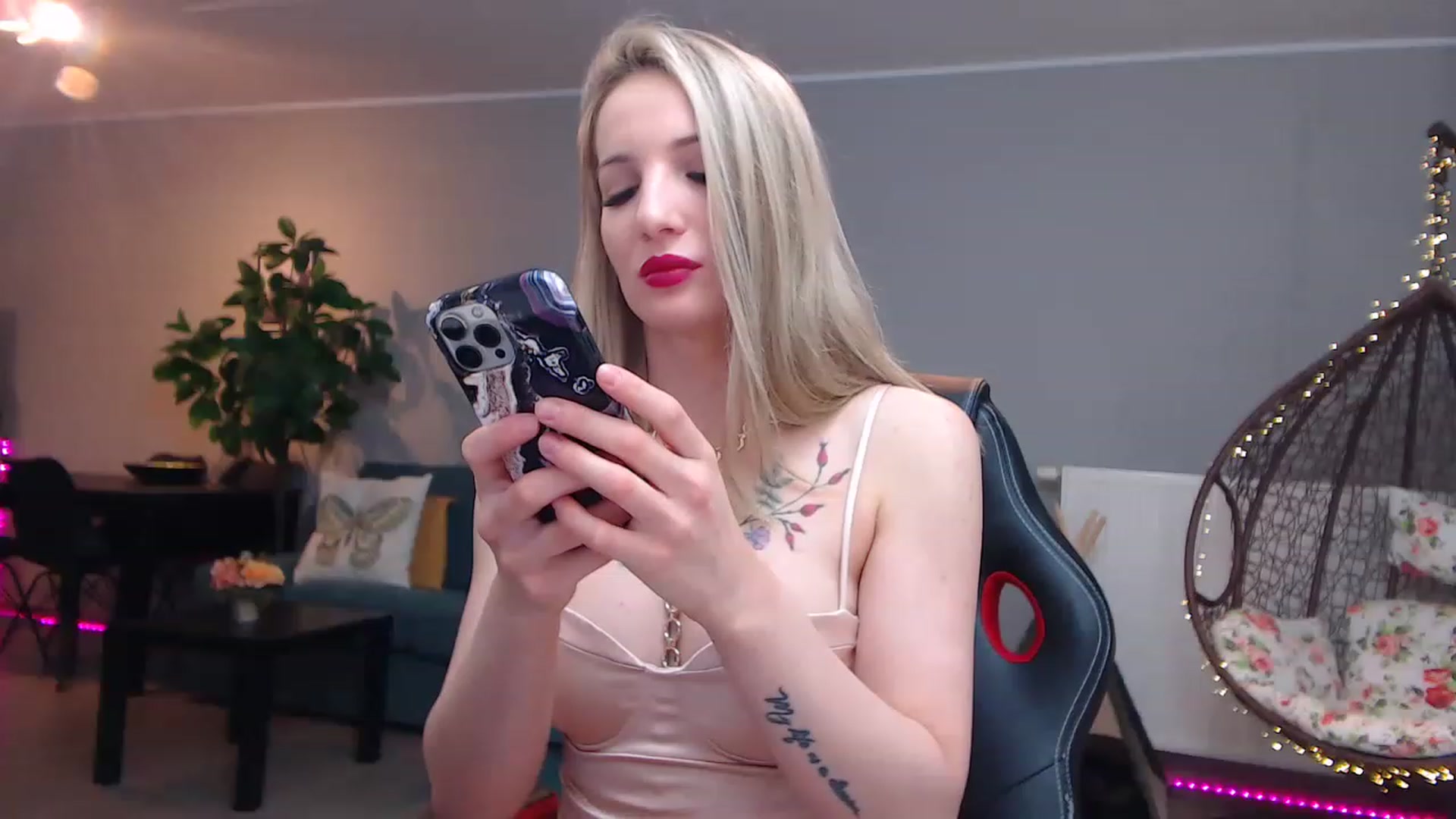 Gallery image thumbnail from KhalessiST's myfreecams stream on, 04/04/2023, 07:40 image 7 of 20