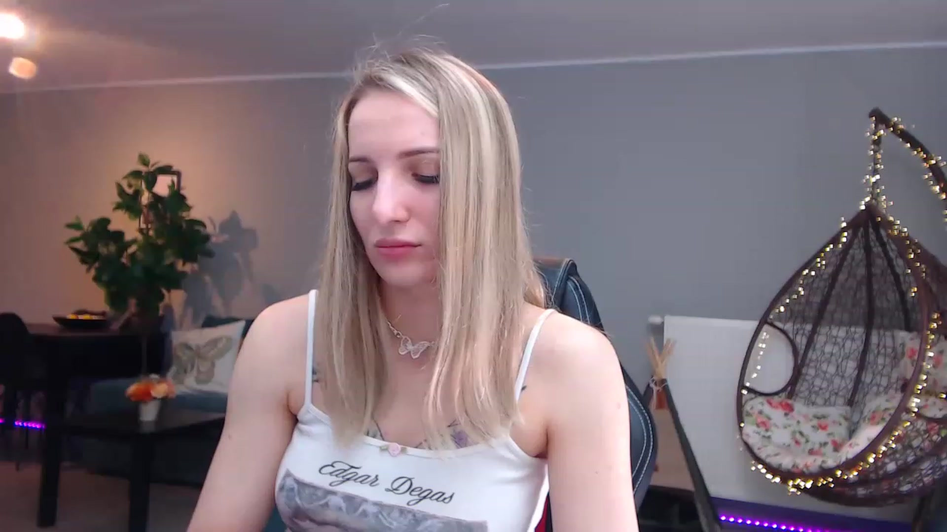 Gallery image thumbnail from KhalessiST's myfreecams stream on, 04/19/2023, 08:54 image 6 of 20