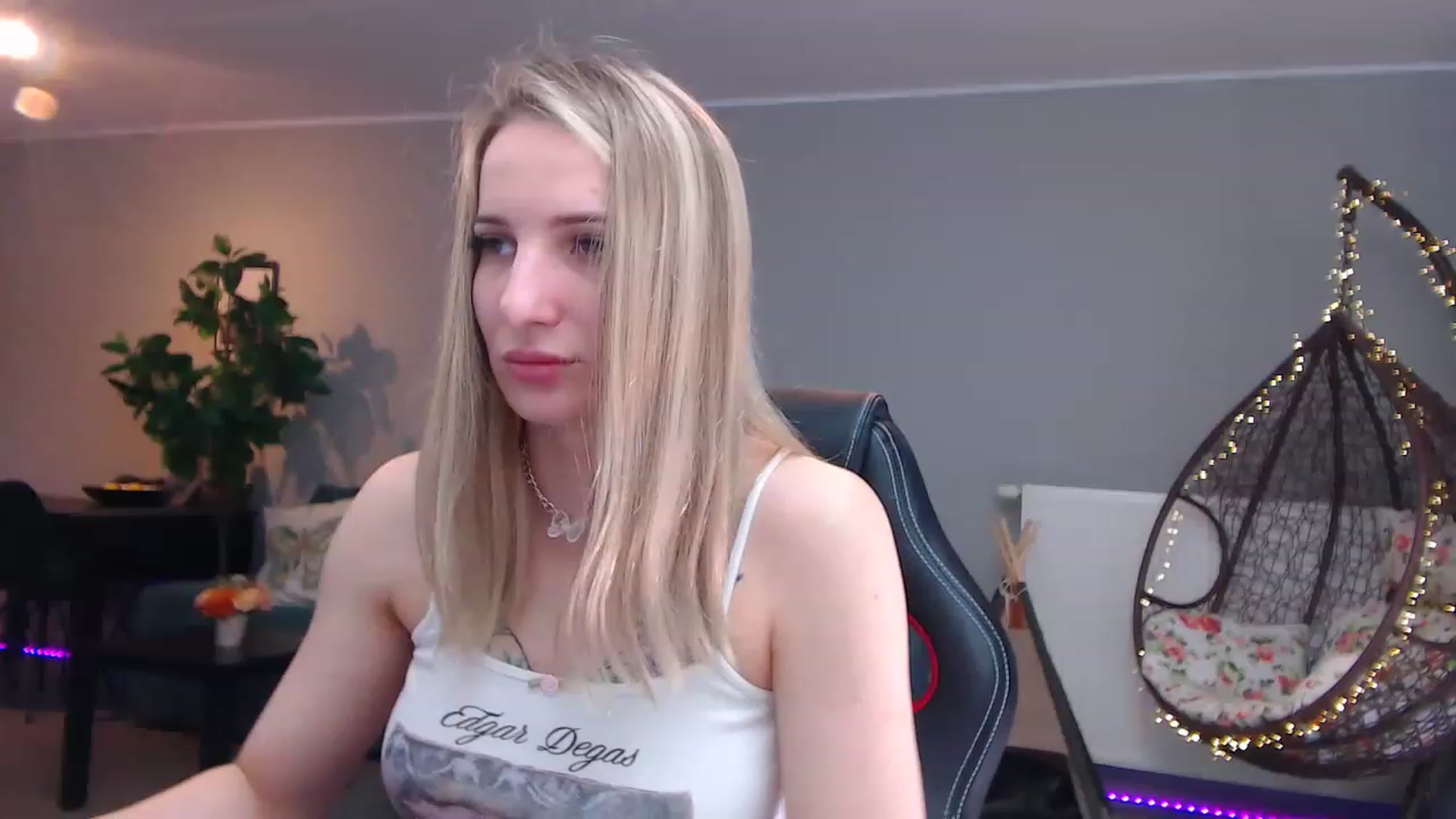 Gallery image thumbnail from KhalessiST's myfreecams stream on, 04/19/2023, 08:54 image 13 of 20