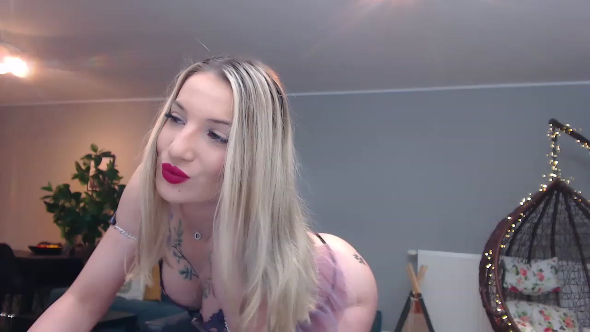 Gallery image thumbnail from KhalessiST's myfreecams stream on, 05/09/2023, 07:35 image 17 of 20