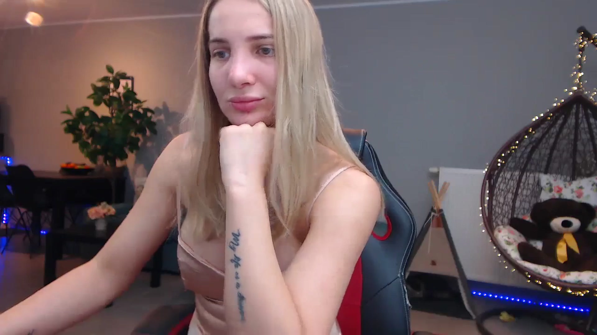 Gallery image thumbnail from KhalessiST's myfreecams stream on, 10/30/2023, 08:16 image 14 of 20