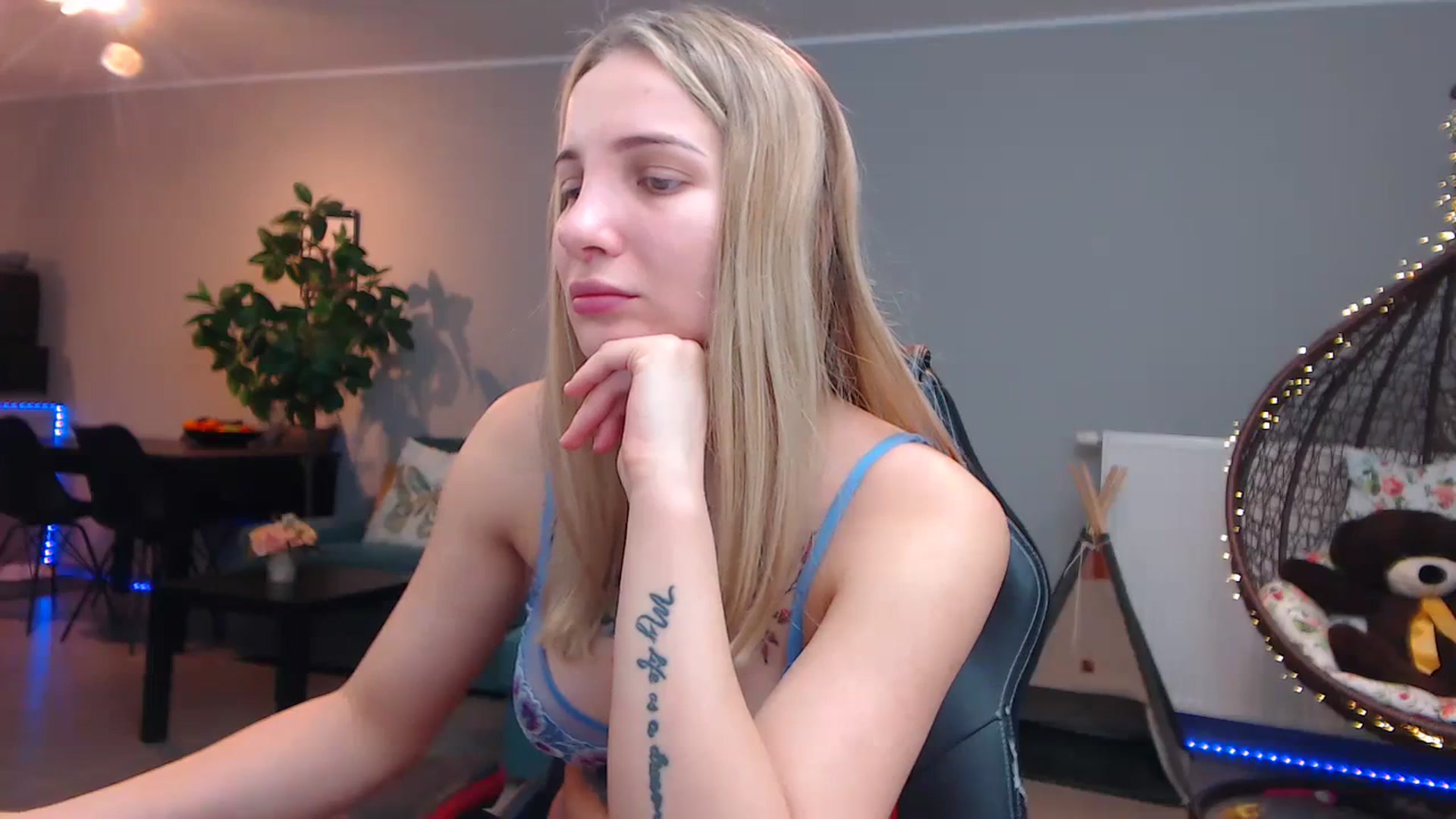 Gallery image thumbnail from KhalessiST's myfreecams stream on, 10/31/2023, 08:30 image 11 of 20