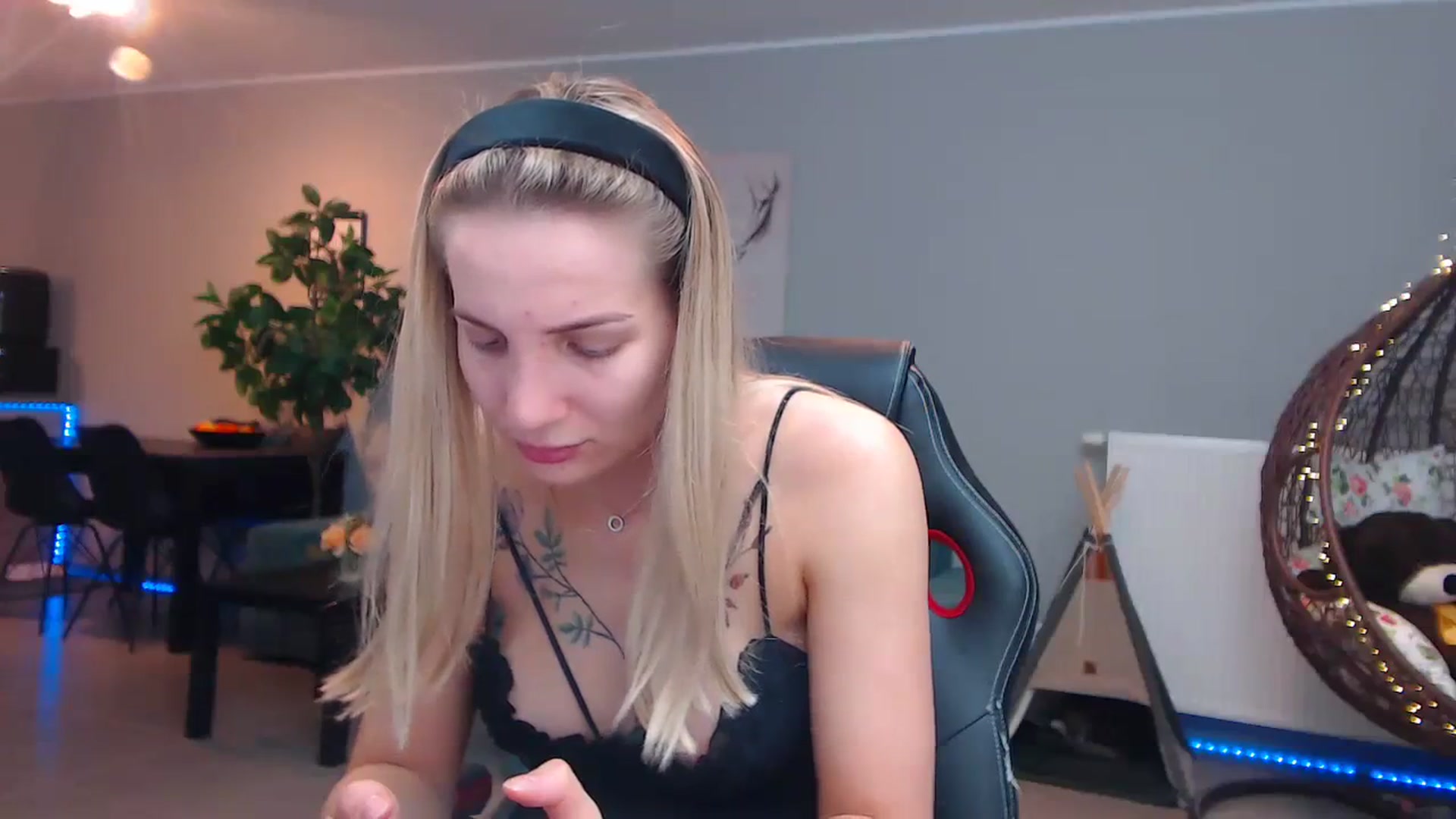 Gallery image thumbnail from KhalessiST's myfreecams stream on, 11/03/2023, 08:33 image 12 of 20