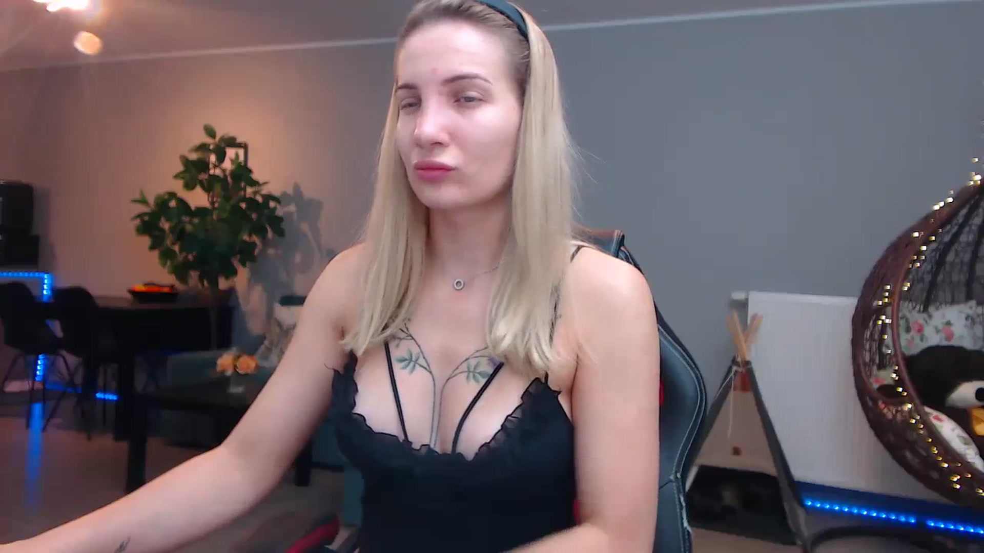 Gallery image thumbnail from KhalessiST's myfreecams stream on, 11/03/2023, 08:33 image 9 of 20