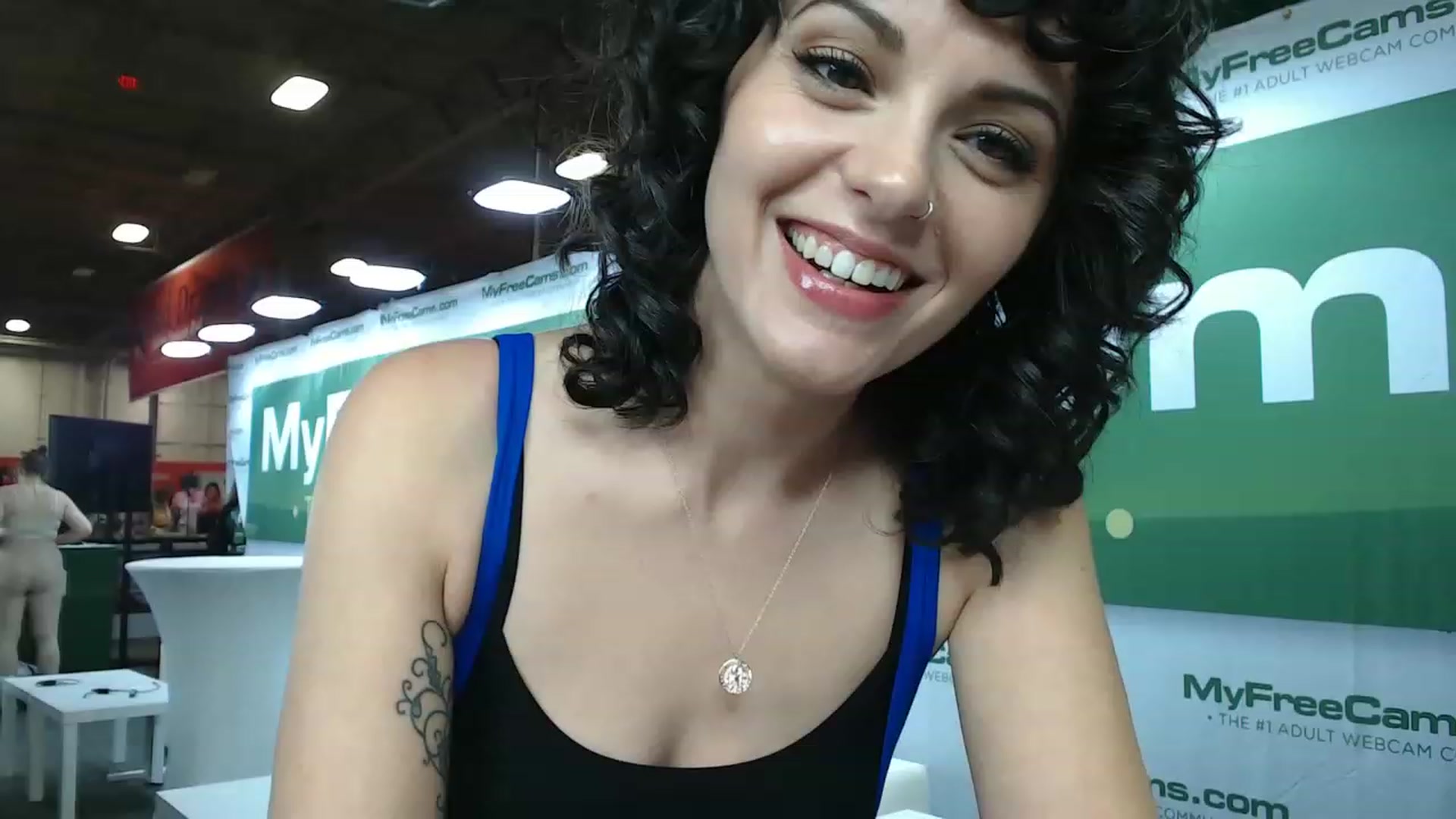 Gallery image thumbnail from KhaliiWilde's myfreecams stream on, 12/03/2022, 22:23 image 2 of 20