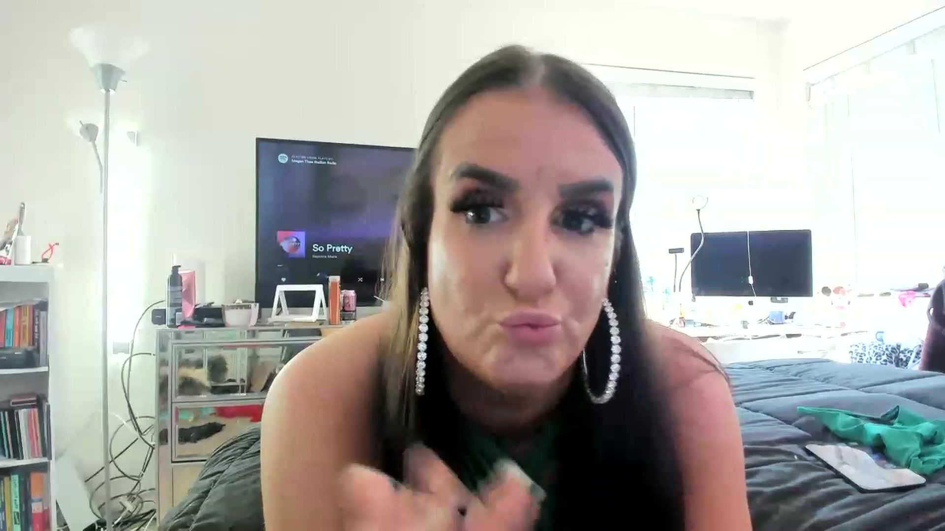 Gallery image thumbnail from Khloee's myfreecams stream on, 05/10/2023, 23:14 image 19 of 20