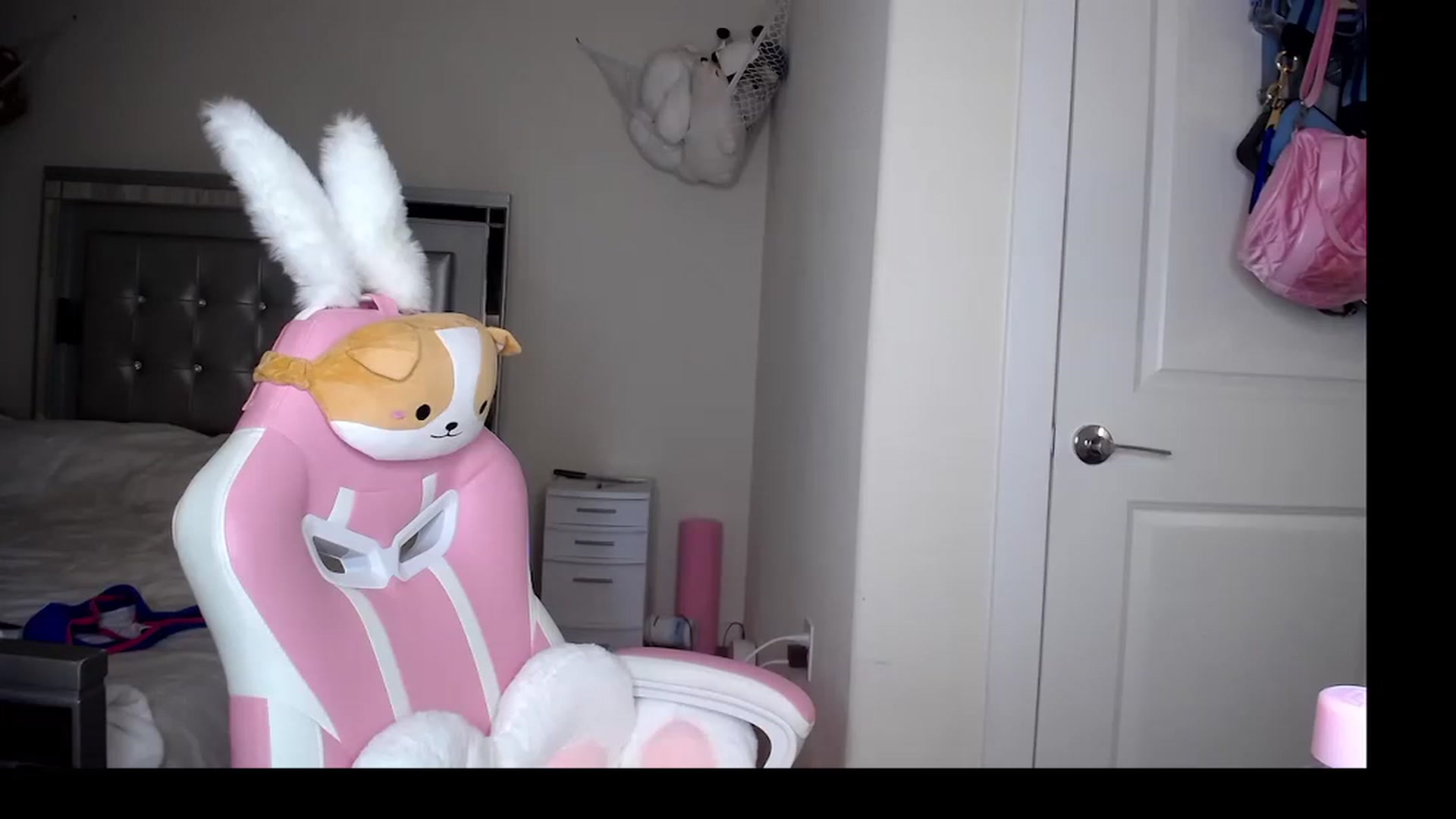 Gallery image thumbnail from KhlokittyOF's myfreecams stream on, 11/26/2022, 09:20 image 10 of 20