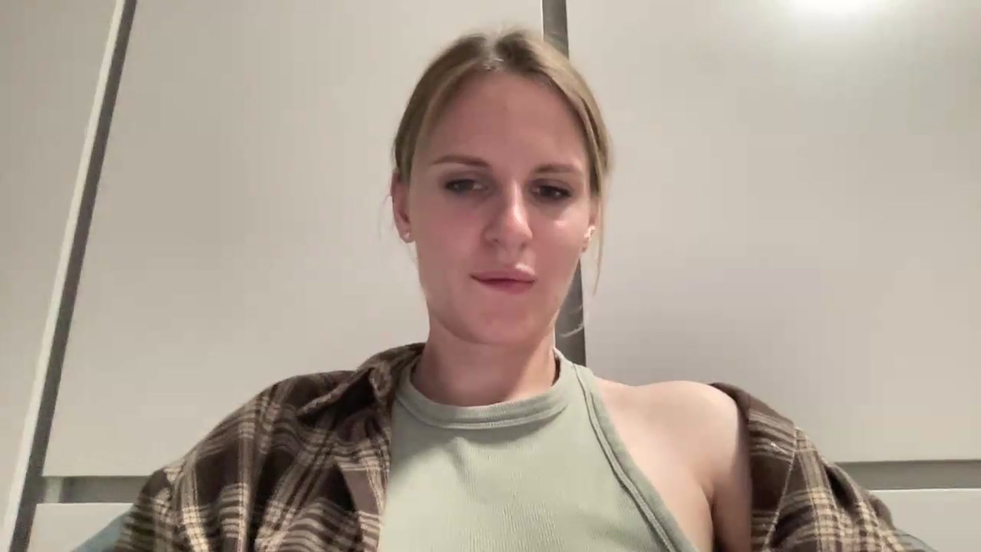 Gallery image thumbnail from KiaraBloom's myfreecams stream on, 08/24/2026, 17:05 image 19 of 20