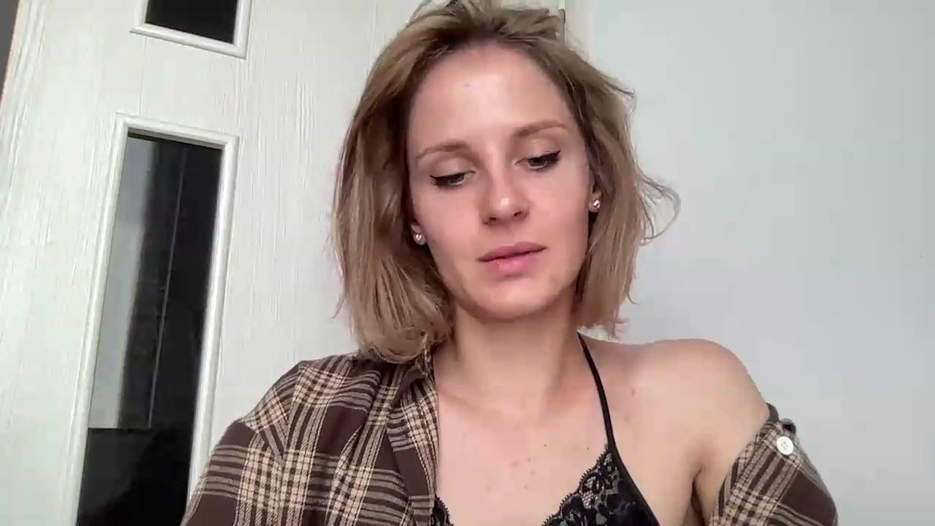 Gallery image thumbnail from KiaraBloom's myfreecams stream on, 08/26/2026, 09:28 image 14 of 20