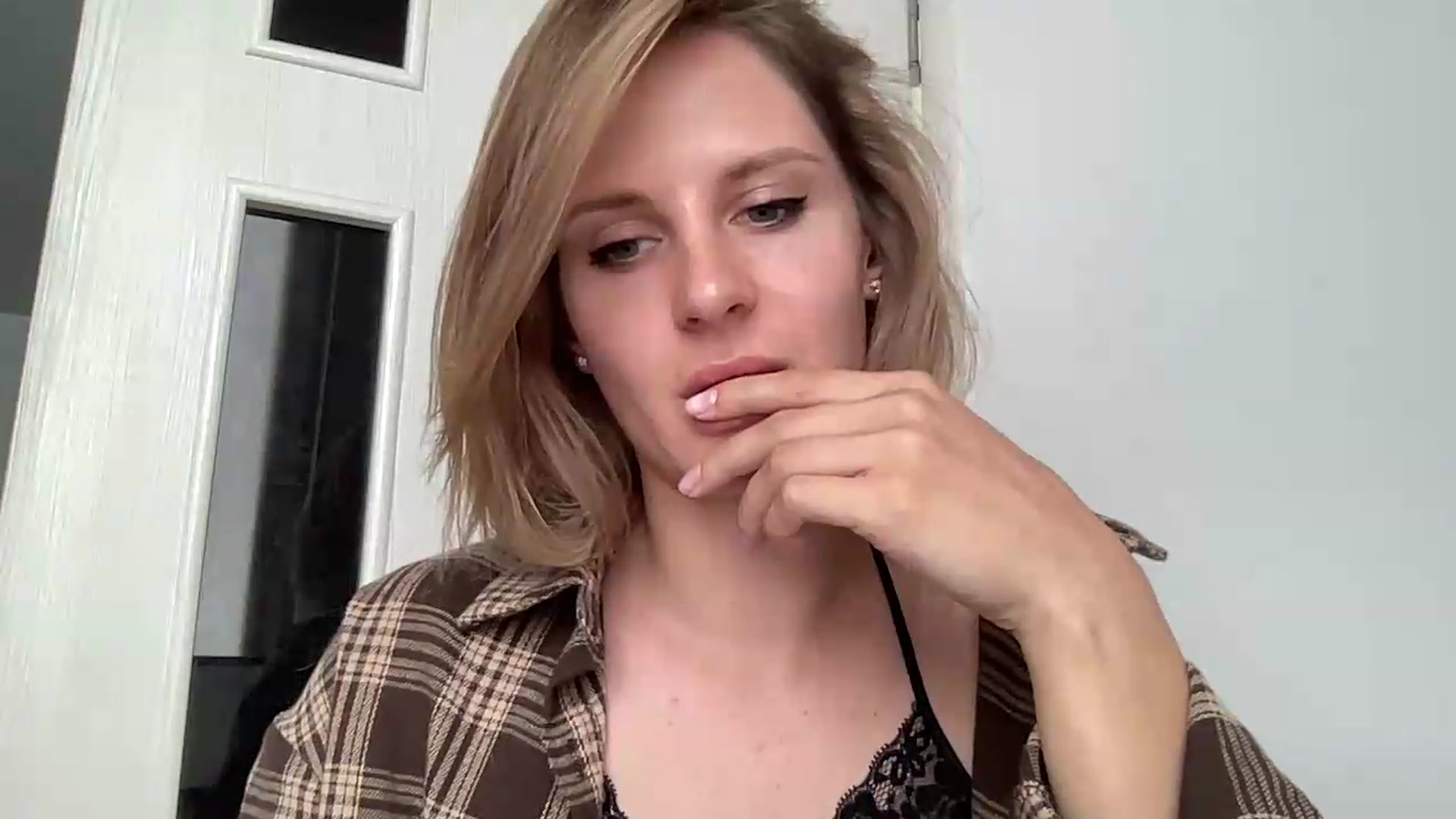 Gallery image thumbnail from KiaraBloom's myfreecams stream on, 08/26/2026, 10:05 image 17 of 20