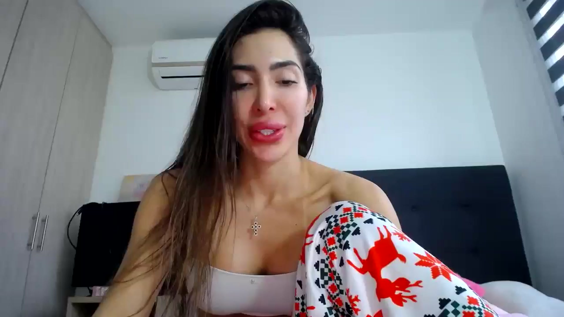 Gallery image thumbnail from KiaraDivina's myfreecams stream on, 12/25/2025, 14:40 image 7 of 20