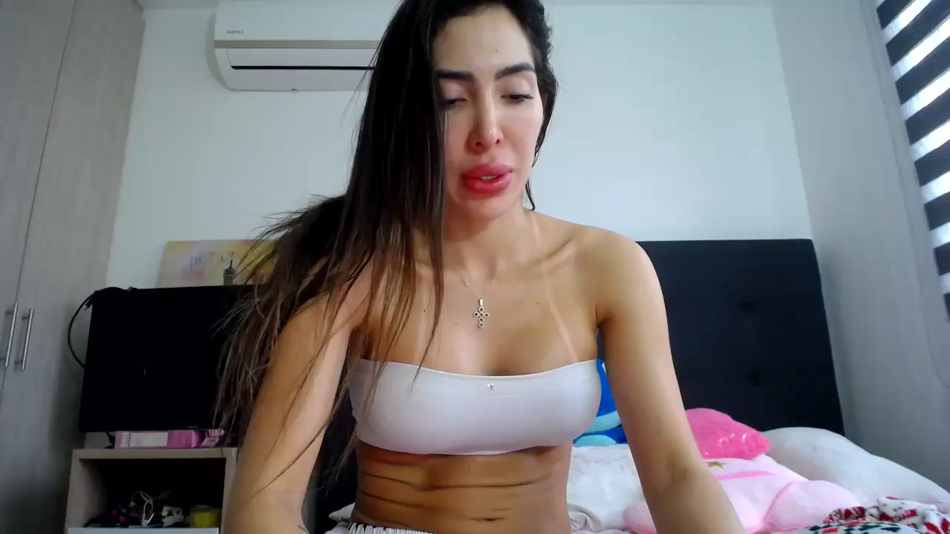 Gallery image thumbnail from KiaraDivina's myfreecams stream on, 12/25/2025, 14:40 image 4 of 20