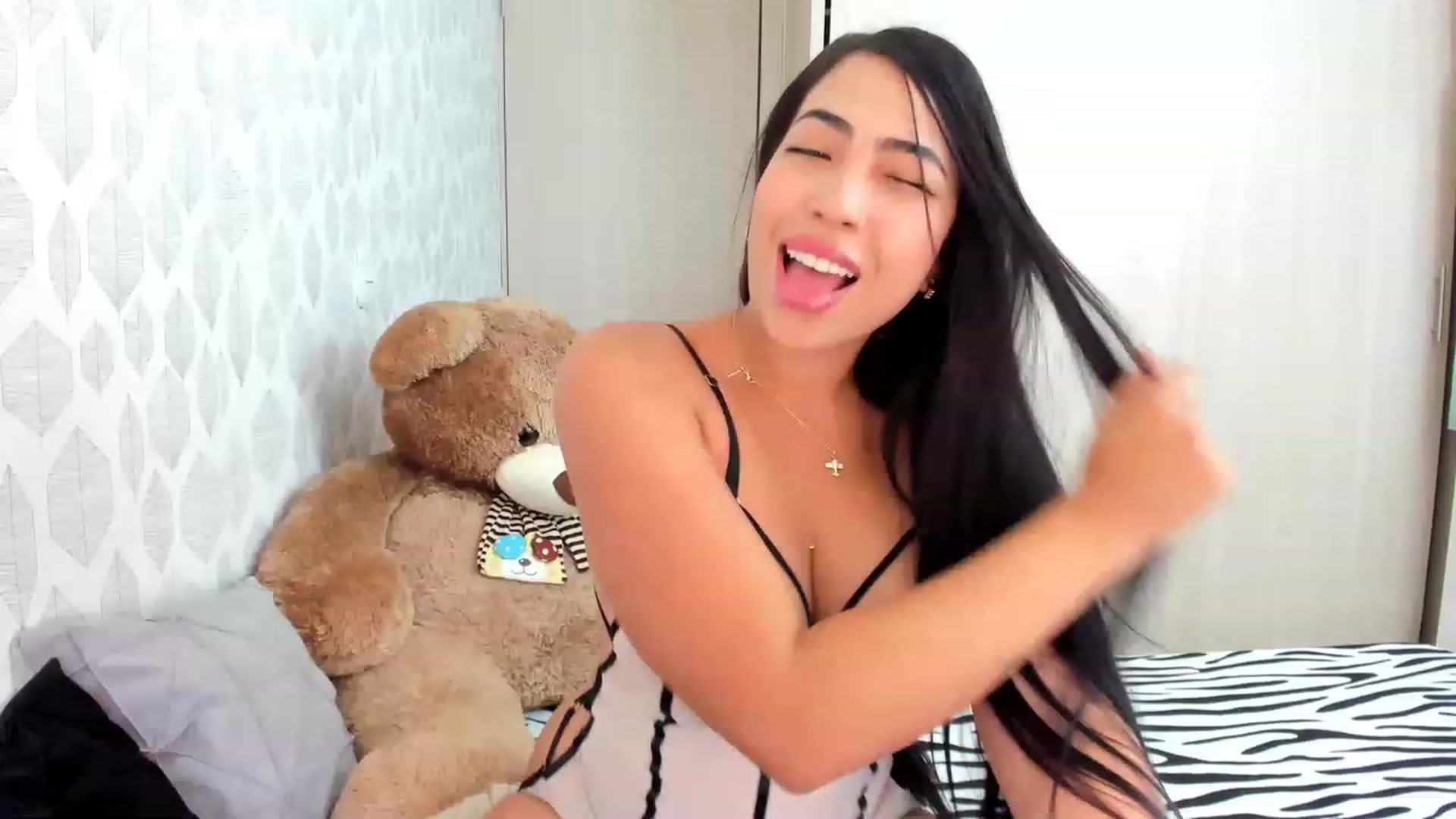 Gallery image thumbnail from KiaraErza_'s myfreecams stream on, 12/15/2022, 14:18 image 2 of 20