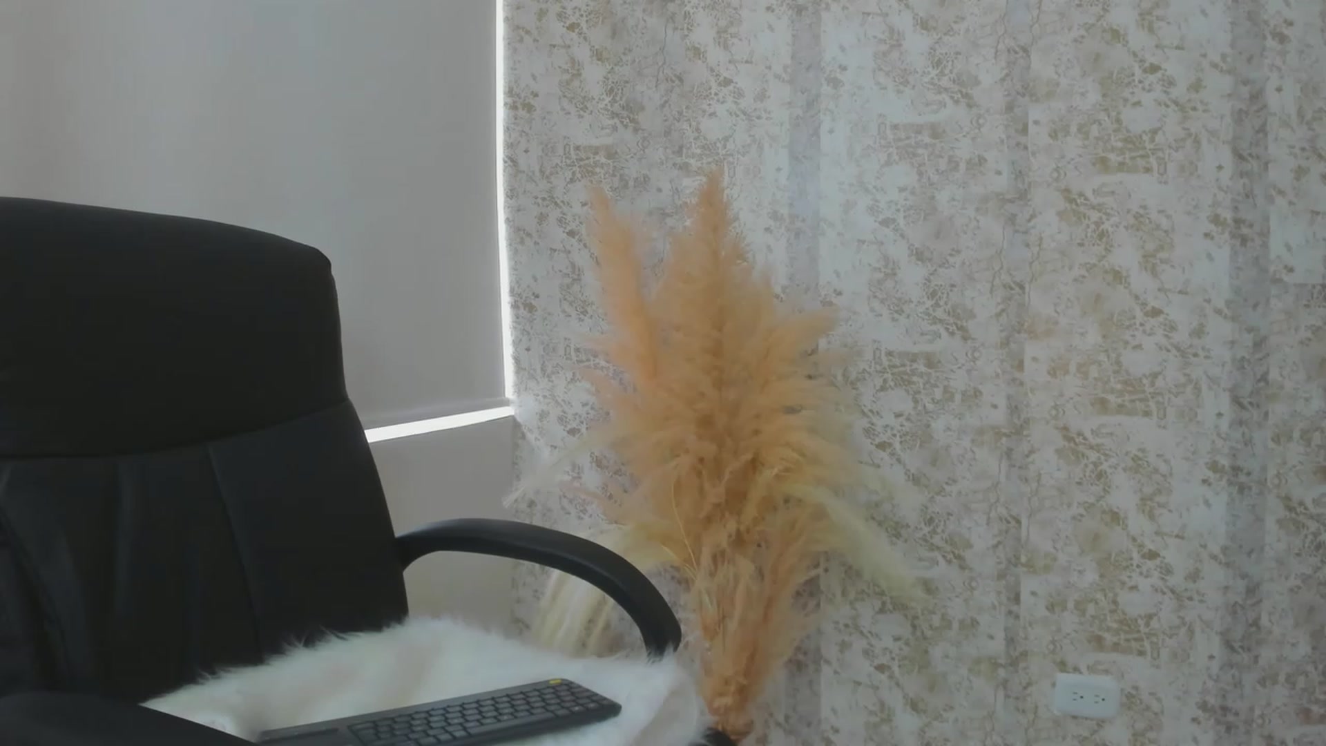 Gallery image thumbnail from KiaraErza_'s myfreecams stream on, 05/26/2023, 15:40 image 12 of 20
