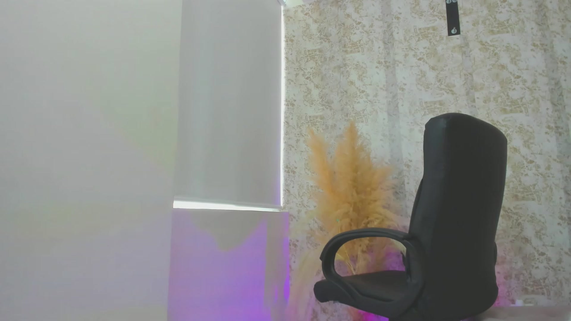 Gallery image thumbnail from KiaraErza_'s myfreecams stream on, 06/16/2023, 15:33 image 15 of 20
