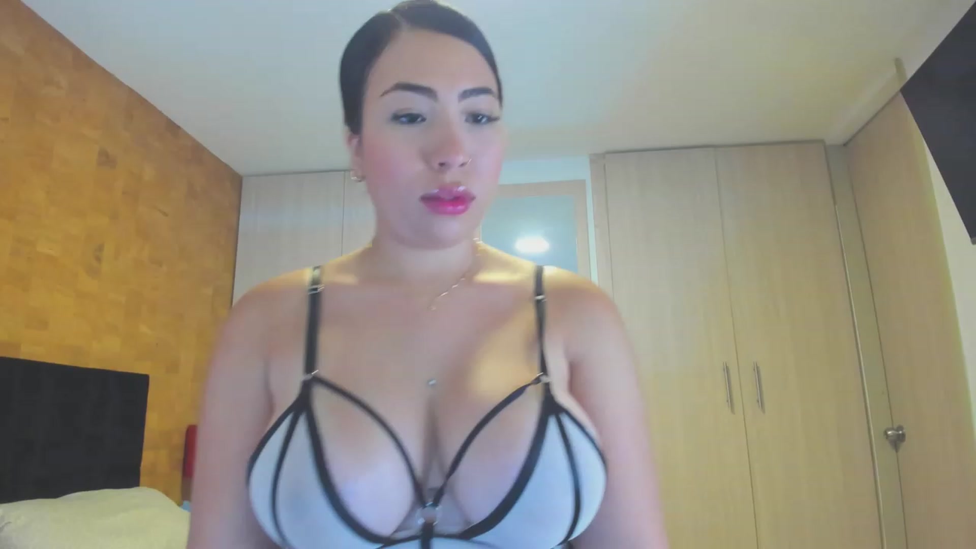 Gallery image thumbnail from KiaraErza_'s myfreecams stream on, 06/20/2023, 14:45 image 8 of 20