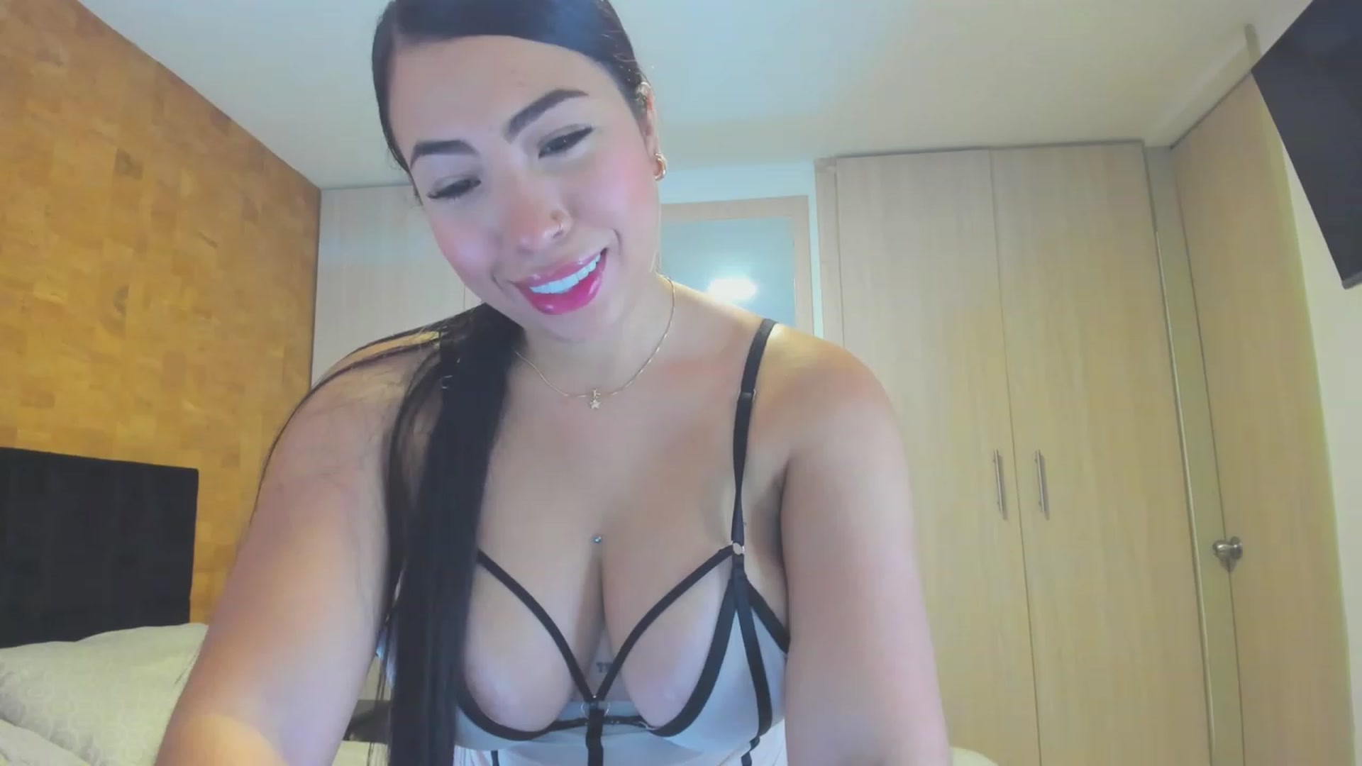 Gallery image thumbnail from KiaraErza_'s myfreecams stream on, 06/20/2023, 14:45 image 14 of 20