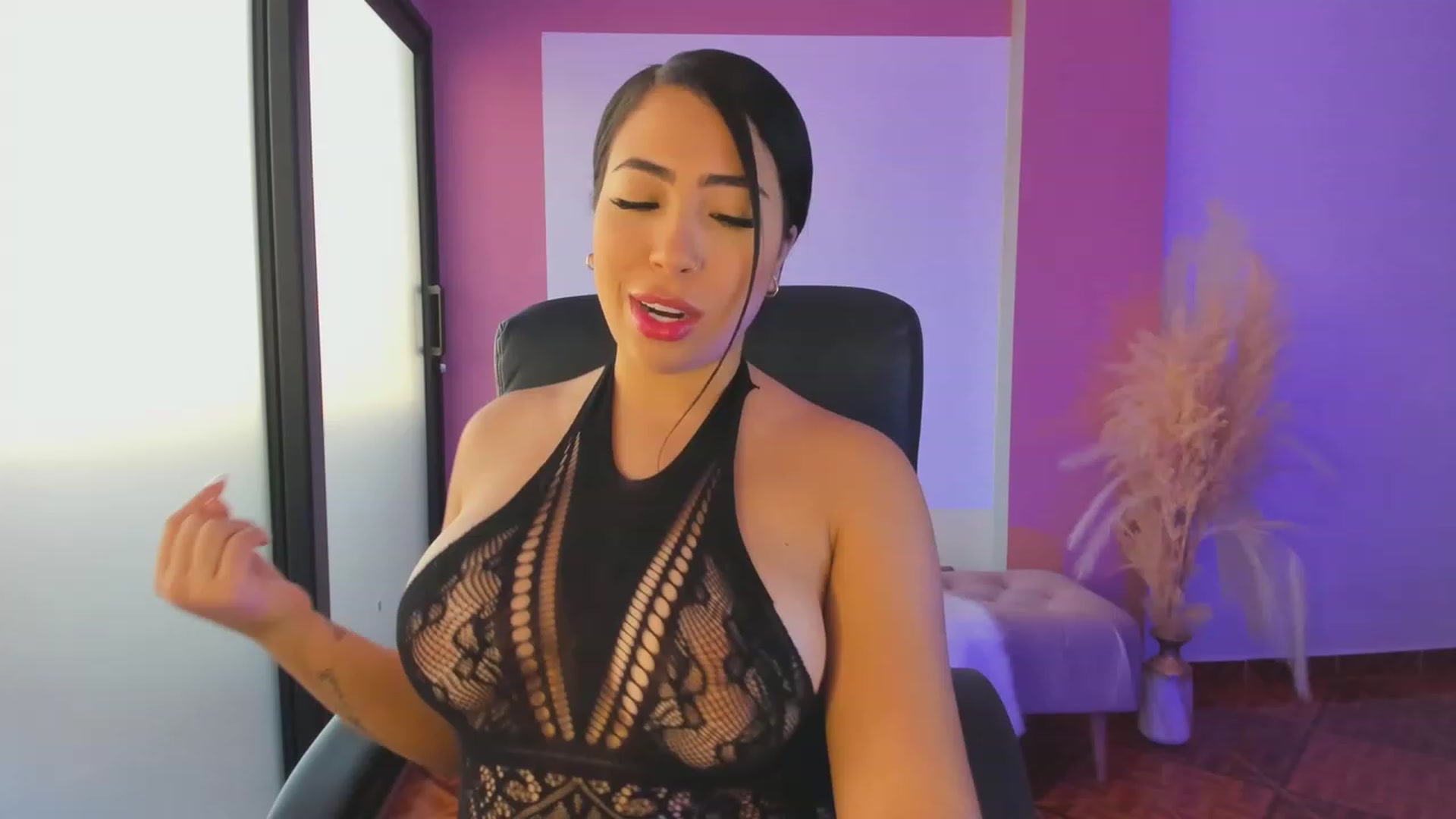 Gallery image thumbnail from KiaraErza_'s myfreecams stream on, 08/17/2023, 14:07 image 8 of 20
