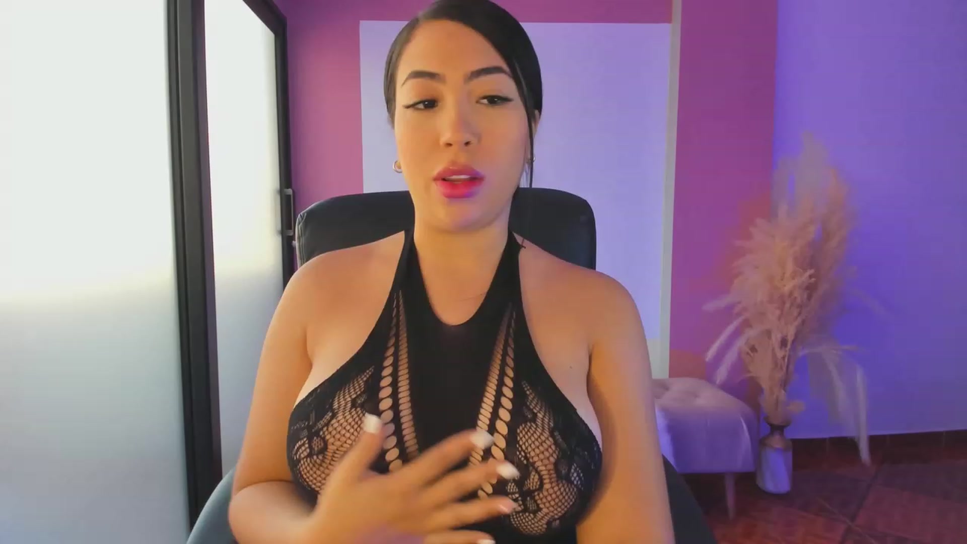 Gallery image thumbnail from KiaraErza_'s myfreecams stream on, 08/17/2023, 14:07 image 14 of 20