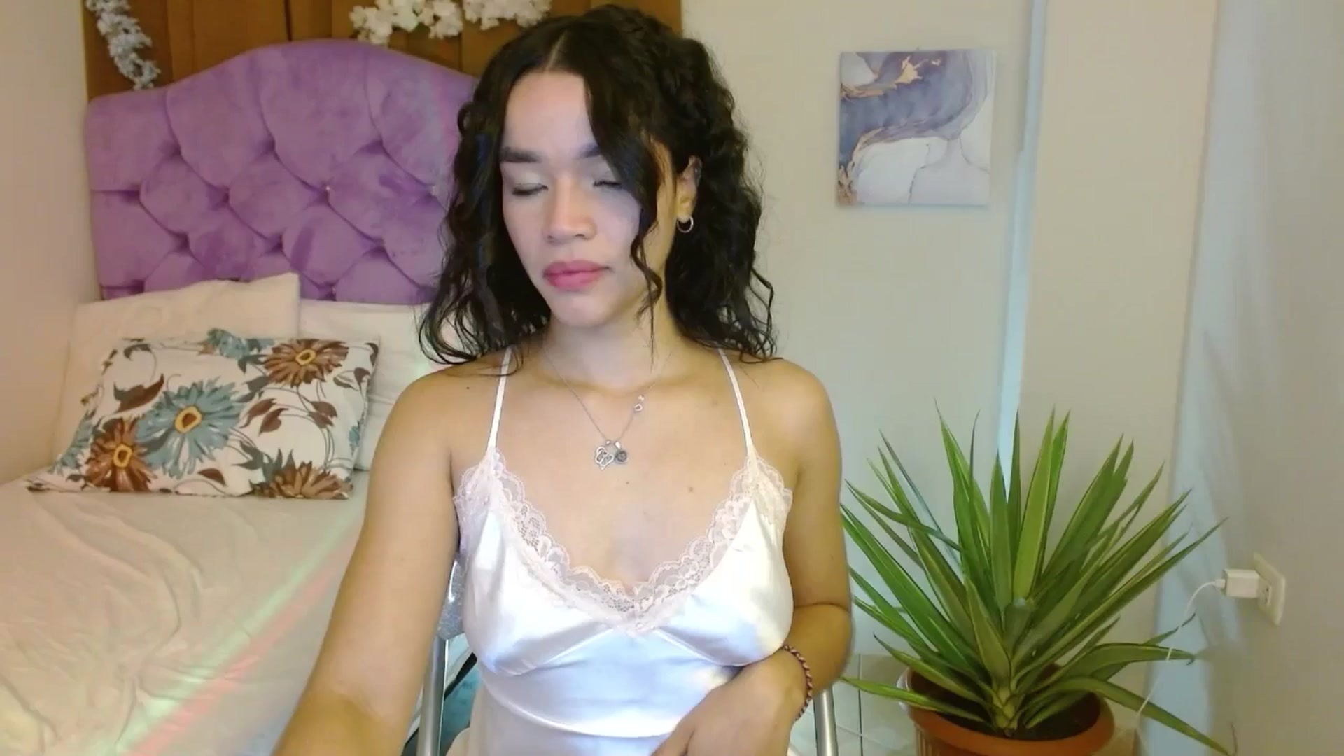 Gallery image thumbnail from Kiararose22's myfreecams stream on, 06/27/2025, 07:06 image 17 of 20