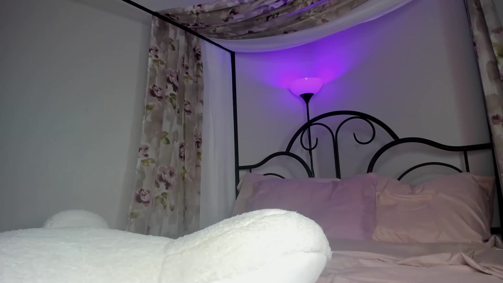 Gallery image thumbnail from Kiera's myfreecams stream on, 02/20/2023, 02:58 image 1 of 20