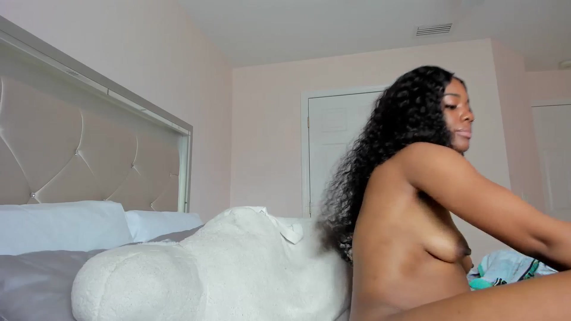 Gallery image thumbnail from Kiera's myfreecams stream on, 12/04/2023, 16:08 image 8 of 20