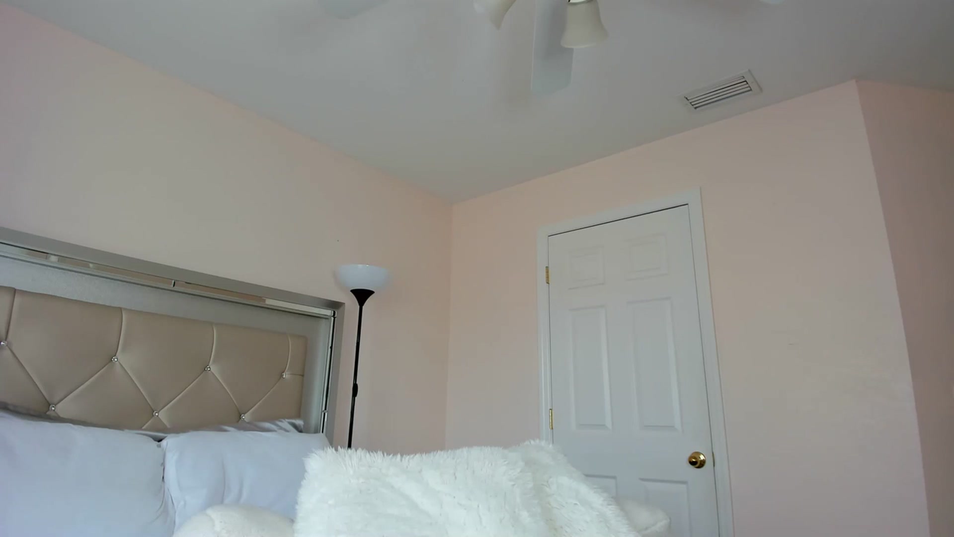 Gallery image thumbnail from Kiera's myfreecams stream on, 02/08/2024, 18:07 image 10 of 20