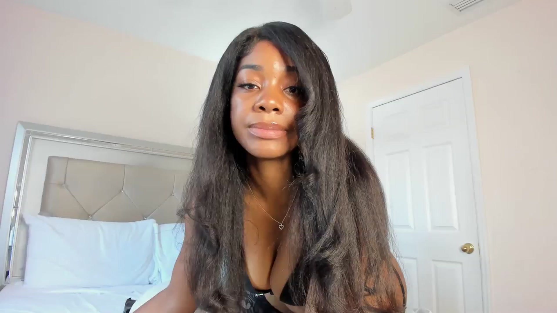 Gallery image thumbnail from Kiera's myfreecams stream on, 02/14/2024, 18:22 image 13 of 20