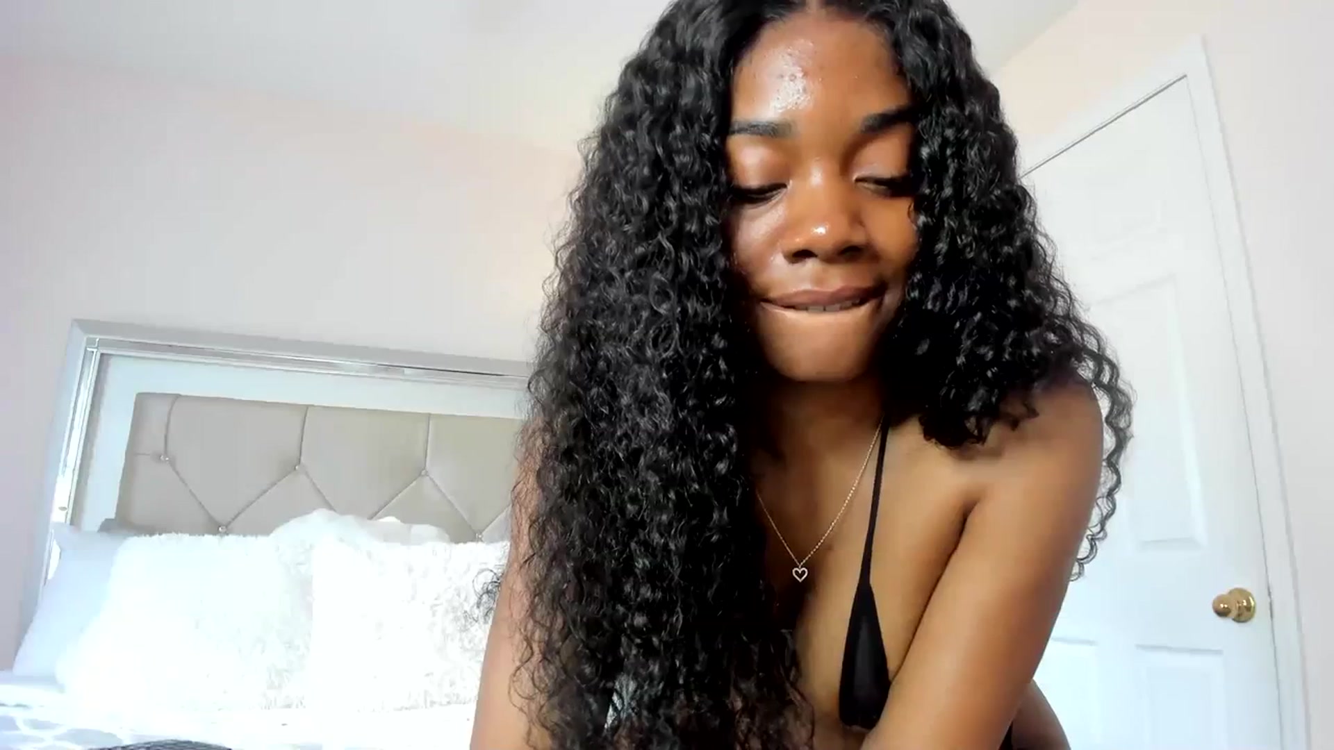 Gallery image thumbnail from Kiera's myfreecams stream on, 03/11/2024, 20:17 image 15 of 20