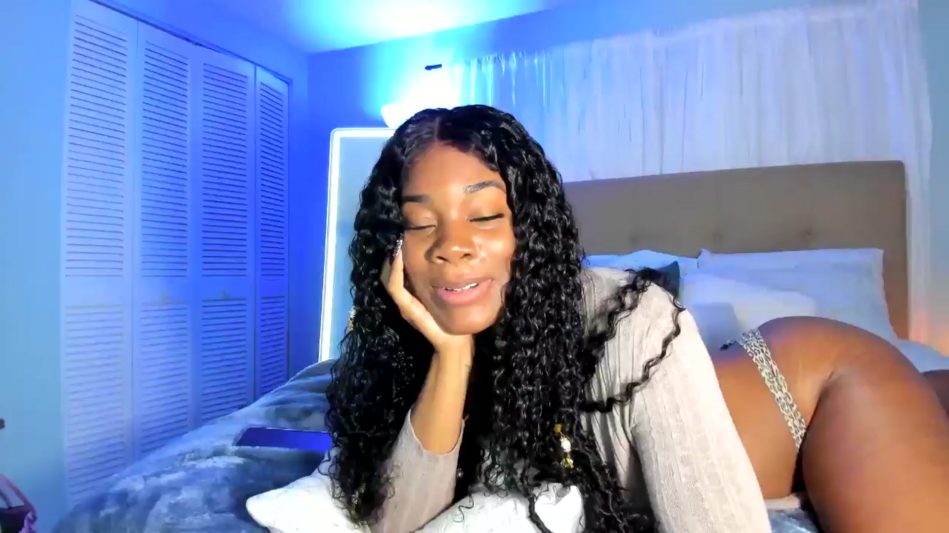 Gallery image thumbnail from Kiera's myfreecams stream on, 11/16/2024, 10:01 image 1 of 20