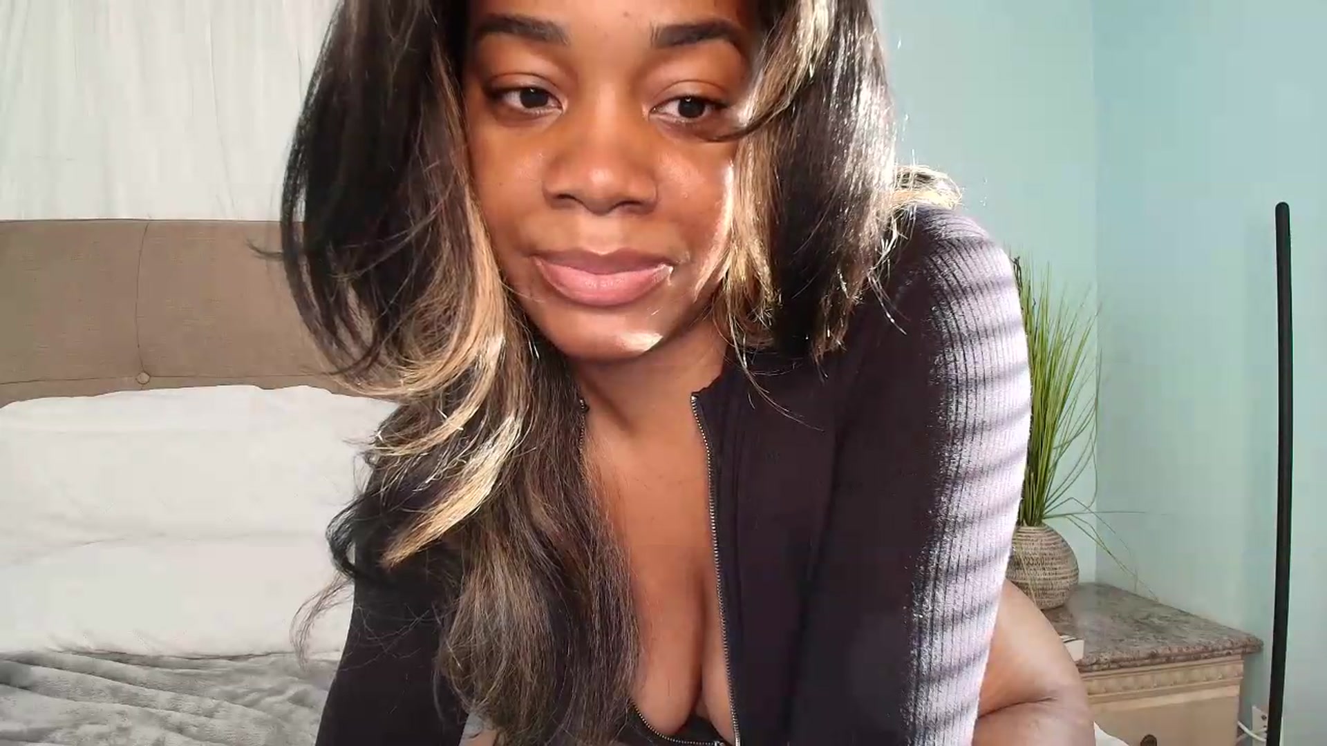 Gallery image thumbnail from Kiera's myfreecams stream on, 08/18/2026, 24:12 image 3 of 20