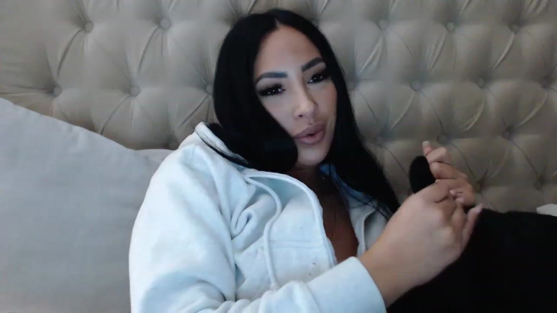 Gallery image thumbnail from KiimWiinters's myfreecams stream on, 02/04/2023, 12:46 image 3 of 20