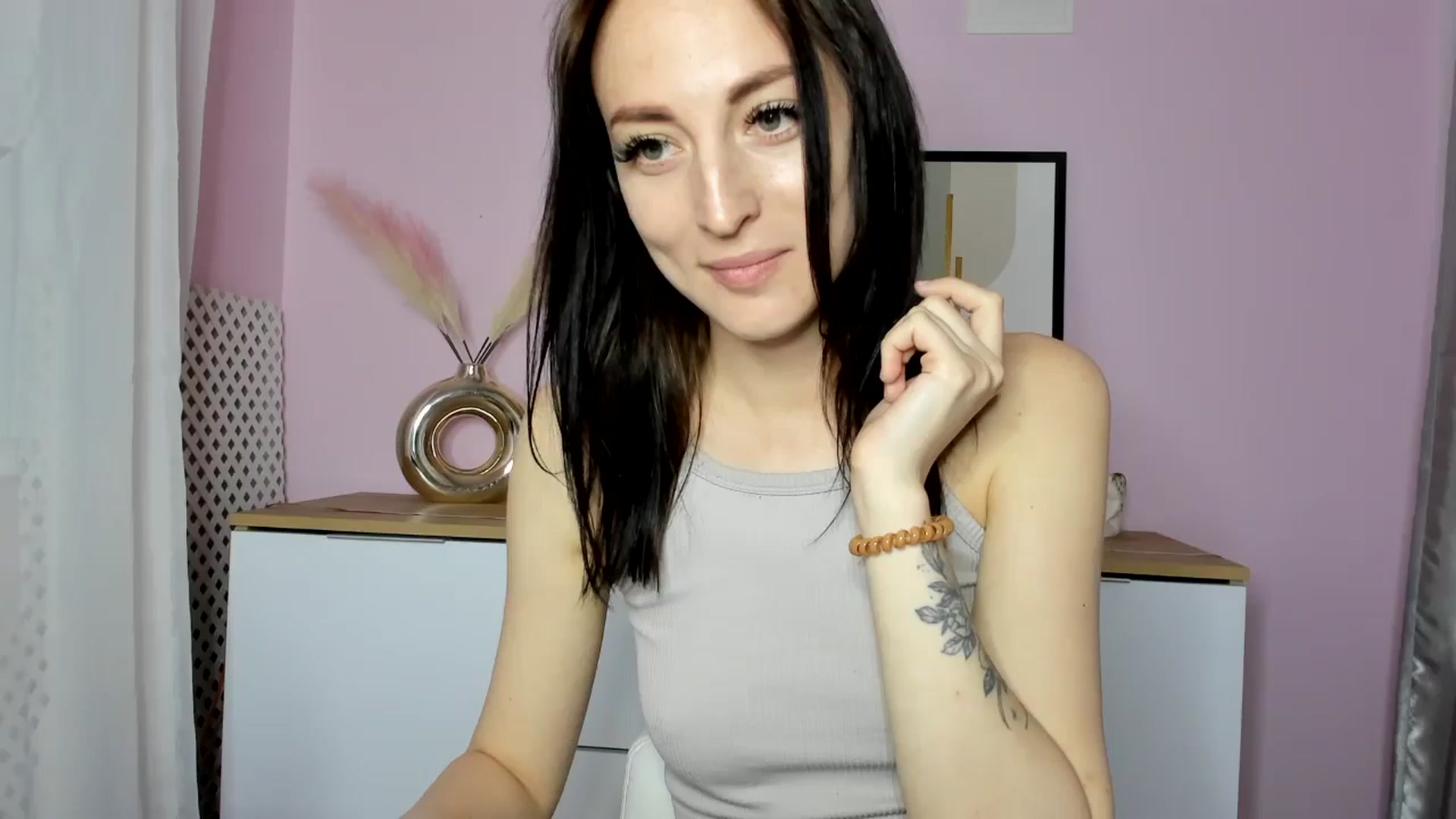 Gallery image thumbnail from KiiraDream's myfreecams stream on, 04/21/2025, 15:15 image 1 of 20