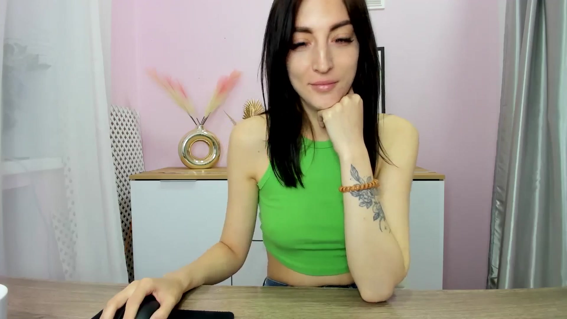 Gallery image thumbnail from KiiraDream's myfreecams stream on, 04/22/2025, 11:03 image 8 of 20